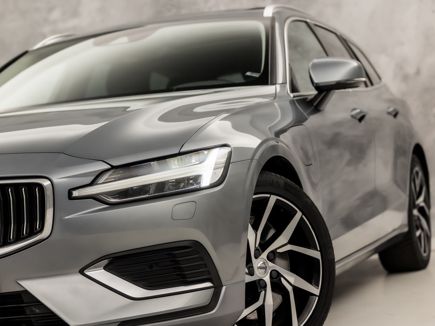 Volvo V60 2.0 T8 Twin Engine AWD Inscription 391Pk Automaat (PANORAMADAK, GROOT NAVI, MEMORY SEATS, GETINT GLAS, STUUR/STOELVERWARMING, CAMERA, TREKHAAK, ELEK ACHTERKLEP, NIEUWSTAAT)