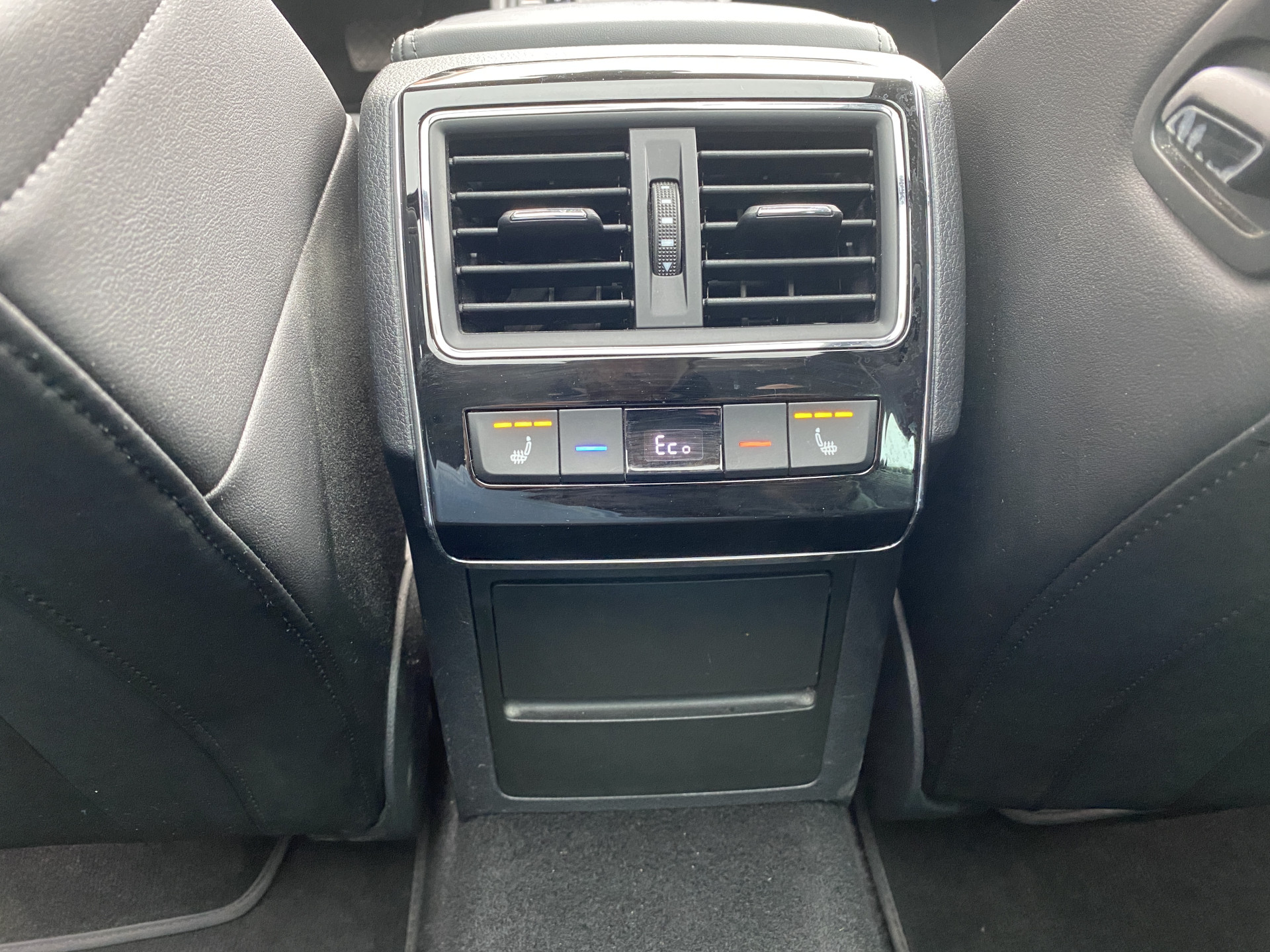 ŠKODA Superb Combi 1.4 TSI iV 218 pk Business Edition Plus AUT. | 1e eigenaar | navigatie | panoramadak | trekhaak | leder interieur