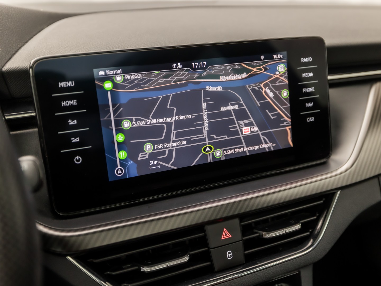 Škoda Kamiq 1.0 TSI Monte Carlo Automaat (PANORAMADAK, VIRTUAL COCKPIT, KUIPSTOELEN, APPLE CARPLAY, CAMERA, GETINT GLAS, ADAPTIVE CRUISE, KEYLESS, NIEUWSTAAT)
