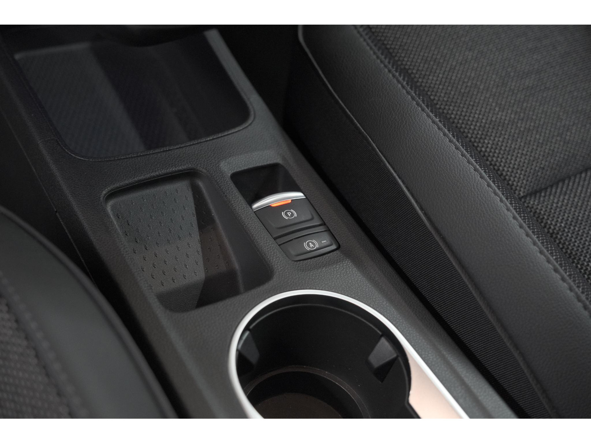 Renault Captur 1.6 E-Tech hybrid 145 SL Rive Gauche | Trekhaak | Camera | Apple Carplay | 9.3 Inch Grootscherm