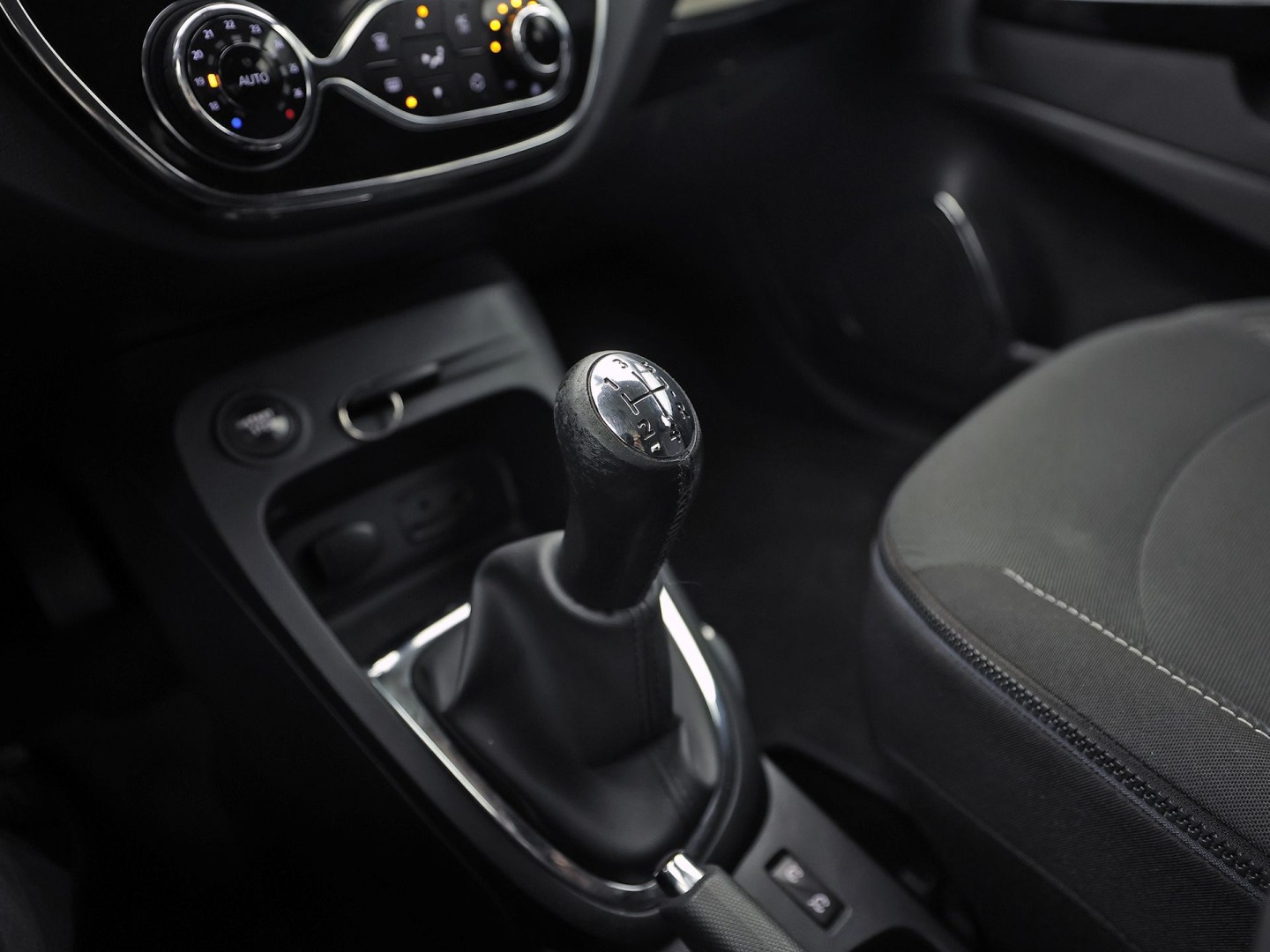 Renault Captur 0.9 TCe Dynamique Black Pack Automaat (NAP, NAVIGATIE, CLIMATE, GETINT GLAS, CAMERA, SPORTSTOELEN, CRUISE, ELEK PAKKET, NIEUWSTAAT)