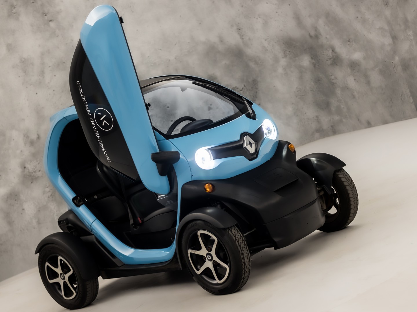 Renault Twizy Life (45 KMH, BROMMER KENTEKEN, ZWART LEDER, PARKEERSENSOREN, SPORTSTOEL, NIEUWSTAAT)