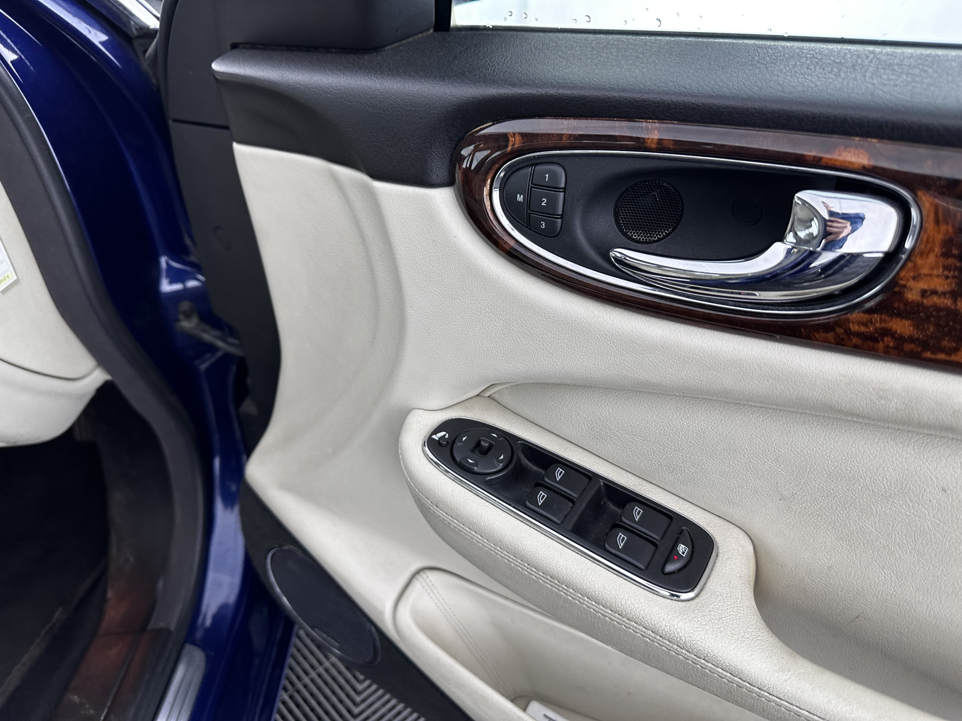 Jaguar XJ 3.5 V8 Executive [ Right-Hand-Drive ] Aut. *LEATHER | BI-XENON | ECC | WOODEN-INLAY | HEATED-COMFORTSEATS | MEMORY-PACK | JAGUAR-AUDIO | PDC | CRUISE | 18"ALU*