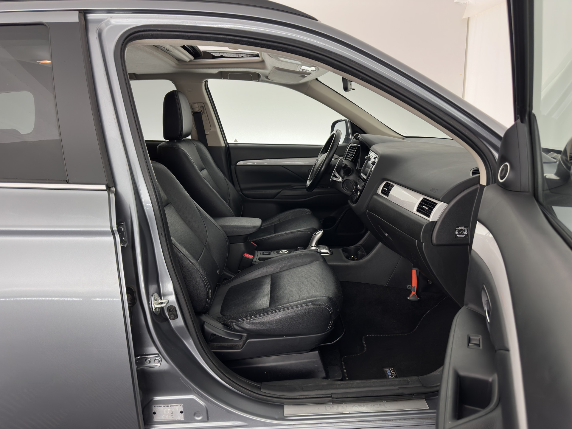 Mitsubishi Outlander 2.0 PHEV Instyle AWD  (Plug-In) (INCL-BTW) Aut *PANO | LEATHER | XENON | NAVI-FULLMAP | KEYLESS | CAMERA | HEATED-COMFORTSEATS | ECC | SHIFT-PADDLES | PDC | CRUISE | PRIVACY-GLASS | DAB | TOWBAR | ROCKFORD-AUDIO |  18"ALU*