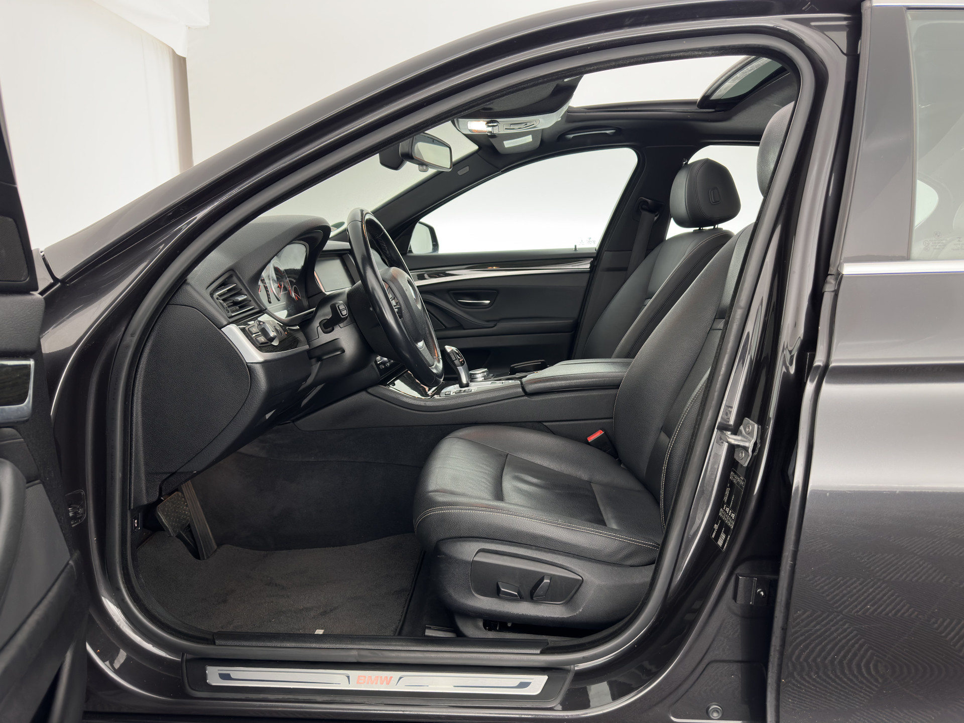 BMW 5-serie 518d Luxury-Line High Executive Aut. *PANO | LUXURY-LEATHER | BI-XENON | NAVI-FULLMAP | HEATED-COMFORTSEATS | HIFI-SOUND | CAMERA | ECC | PDC | CRUISE | 18''ALU*