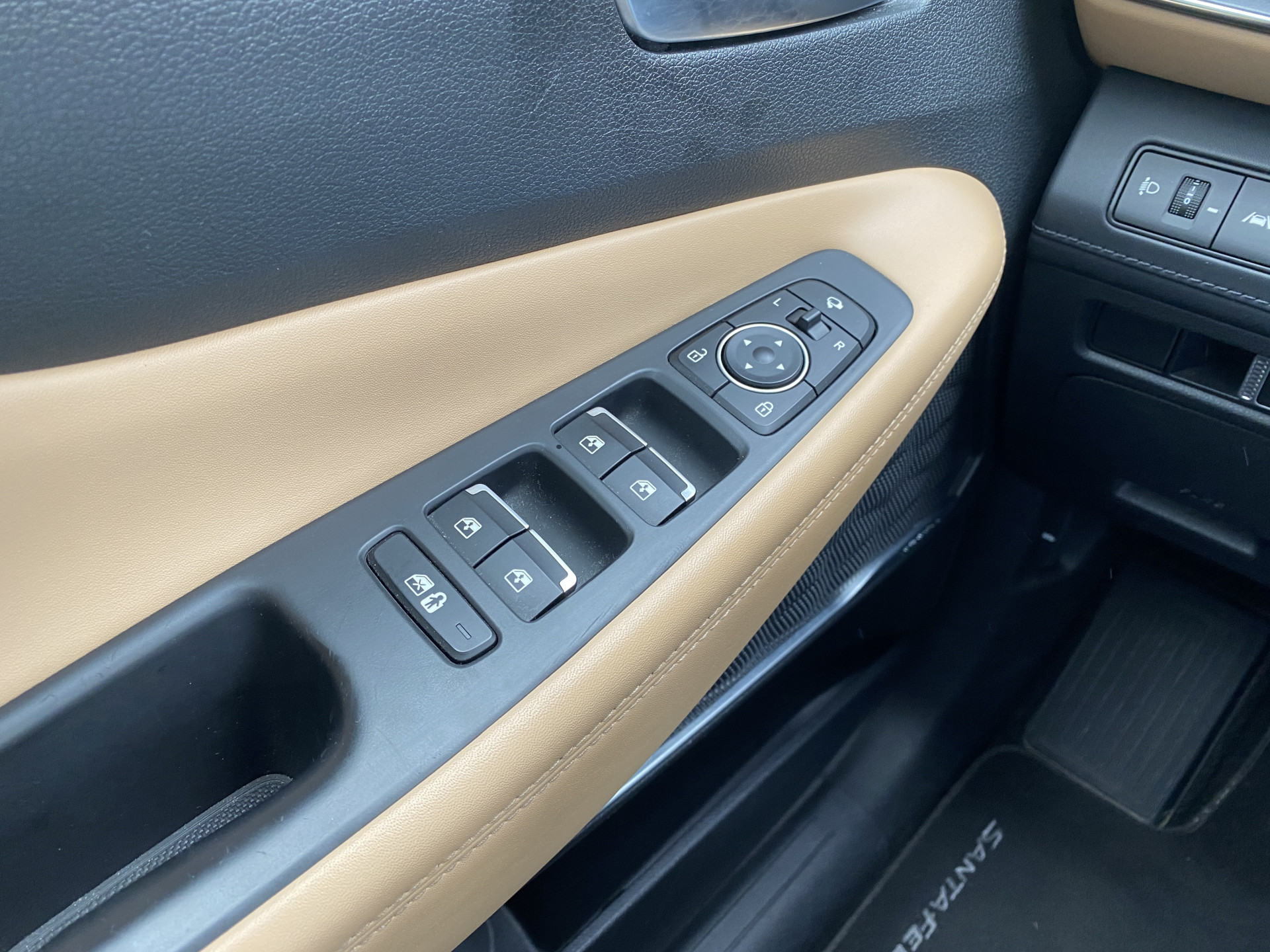 Hyundai Santa Fe 1.6 T-GDI HEV 230 pk Premium AUT. | dealer onderh. | leder inter. | 360 camera | trekhaak | memory | stoel-/stuurvw.