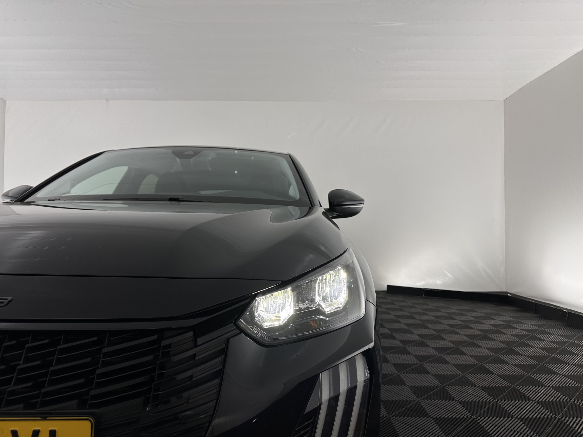 Peugeot e-208 EV Style 50 kWh [3-Fase-11kW] {SOH-96%} (INCL-BTW) Aut. *LEATHER-FABRIC | FULL-LED | HEATED-SPORTSEATS | KEYLESS | PRIVACYGLASS | DAB+ | NAVI-FULLMAP | ECC | PDC | CRUISE | CARBON-INLAY | DIGI-COCKPIT | 16''ALU*