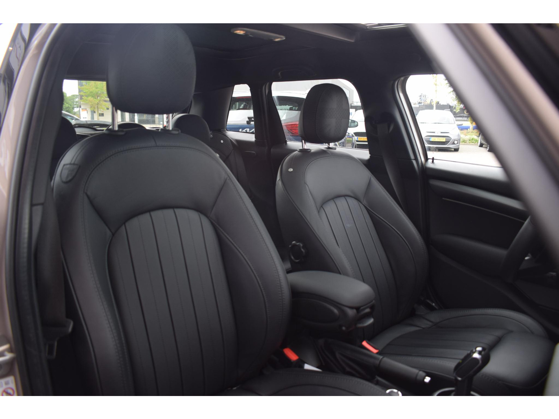 MINI 5-Deurs 2.0 Cooper S MINI Yours | Pano | Leer | H/K | HUD | Stuur-en Stoelverwarming