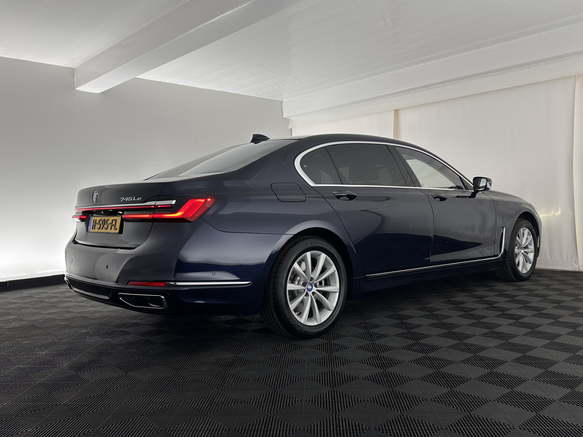 BMW 7-serie 745Le (Plug-in) (INCL-BTW) *PANO | LEATHER | FULL-LED | HEAD-UP | BLINDSPOT | MEMORY-PACK | DIGI-COCKPIT | KEYLESS | DAB+ | CAMERA | HEATED-COMFORTSEATS | AMBIENTLIGHT | CARPLAY | SHIFTPADDLES | 18''ALU*