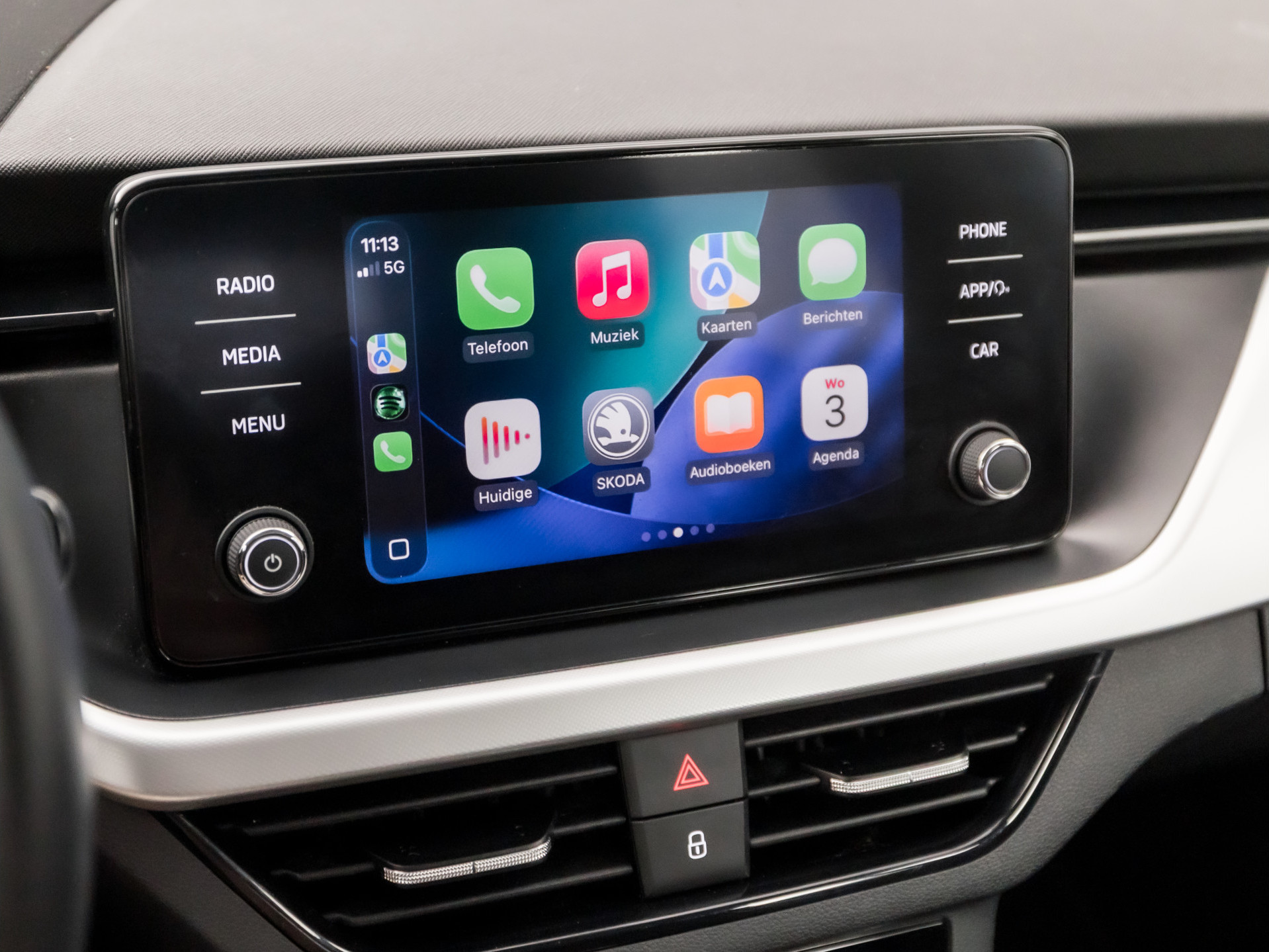 Škoda Kamiq 1.0 TSI Ambition Sport Automaat (APPLE CARPLAY, GROOT NAVI, CLIMATE, GETINT GLAS, STOELVERWARMING, SPORTSTOELEN, PARKEERSENSOREN, GETINT GLAS, NIEUWSTAAT)