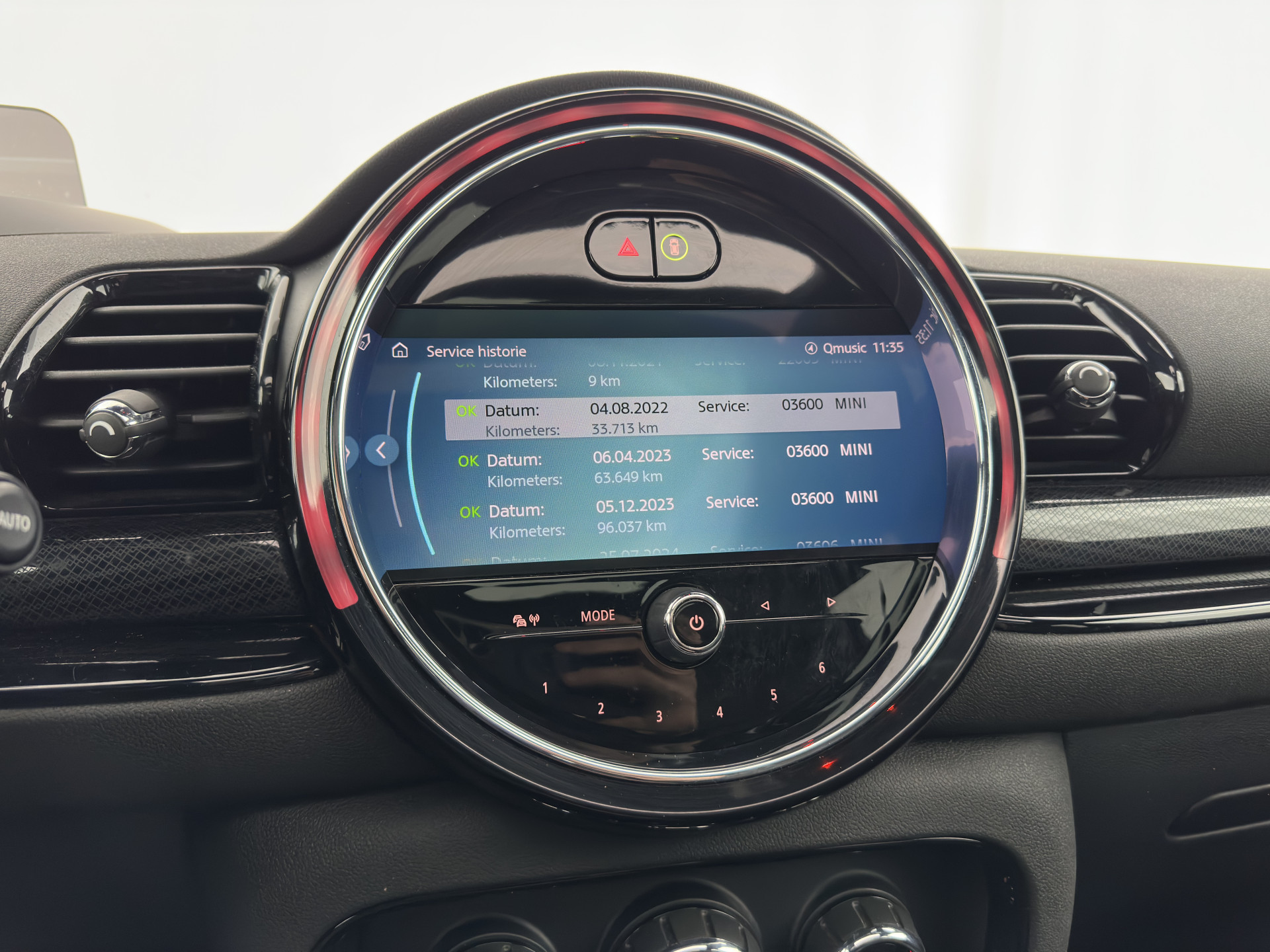 MINI Mini Clubman 2.0 Cooper S ALL4  Premier Plus JCW (INCL-BTW) Aut * PANO | LEATHER | FULL-LED | HEATED-SPORTSEATS | DIGI-COCKPIT | AMBIENT-LIGHT | PRIVACY-GLASS | HEAD-UP | PDC | CAMERA | DAB  | KEYLESS | TOWBAR | 18"ALU*