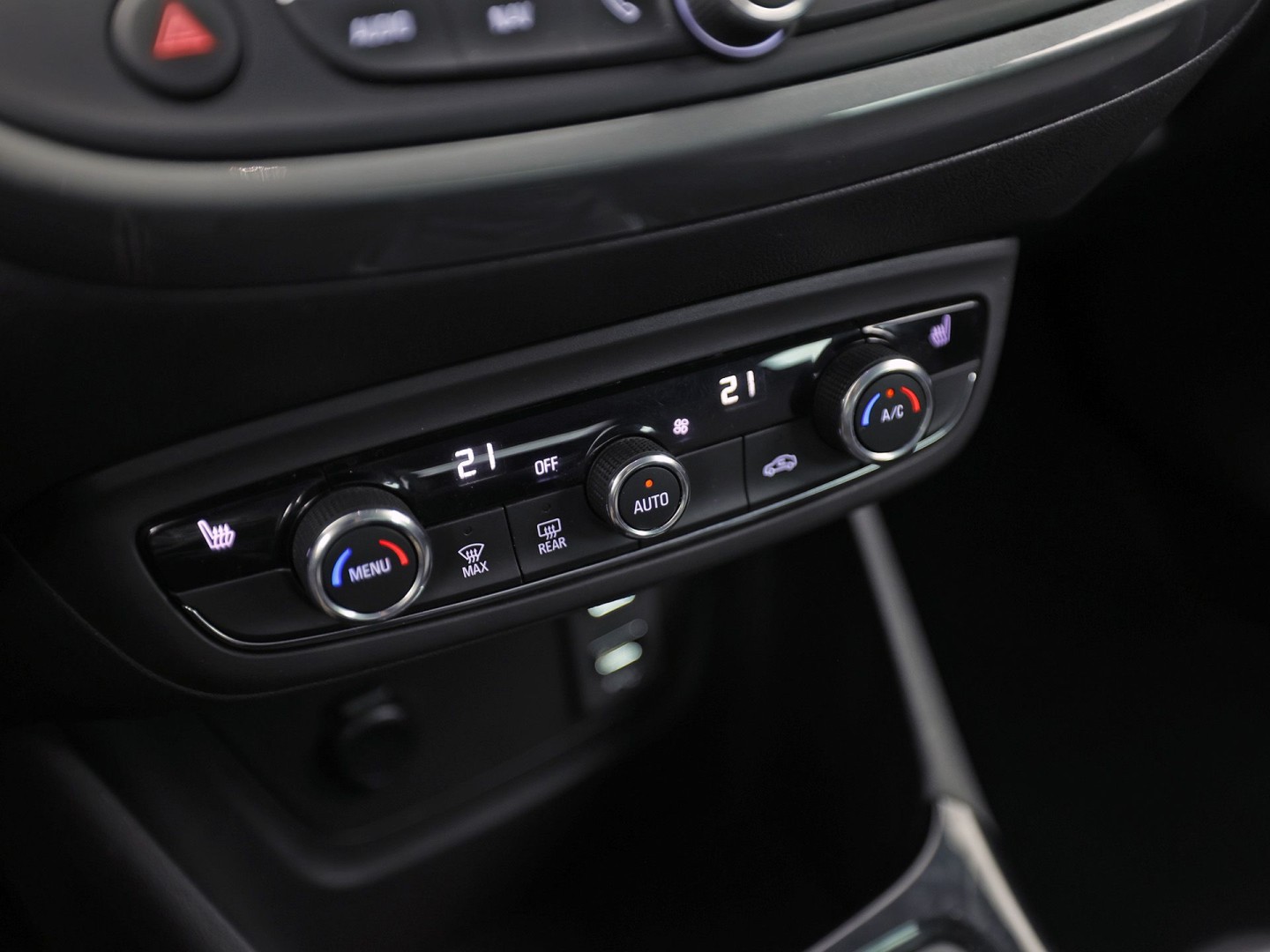 Opel Crossland 1.2 Turbo Elegance (APPLE CARPLAY, GROOT NAVI, CLIMATE, STUUR/STOELVERWARMING, SPORTSTOELEN, TREKHAAK, GETINT GLAS, CRUISE, NIEUWSTAAT)