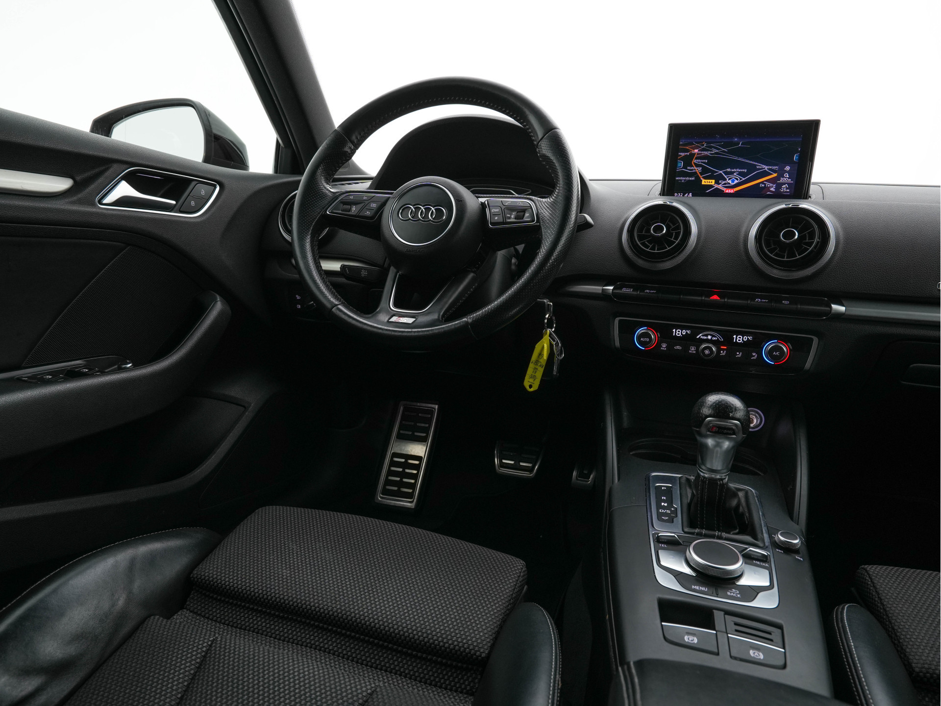 Audi A3 Sportback 1.5 TFSI CoD S-Line-Sportpack Edition Aut. *FULL-LED | LEATHER-FABRIC | NAVI-FULLMAP | SPORT-SEATS | AUDI-SOUND | ECC | PDC | PRIVACY-GLASS | CRUISE | 18''ALU*