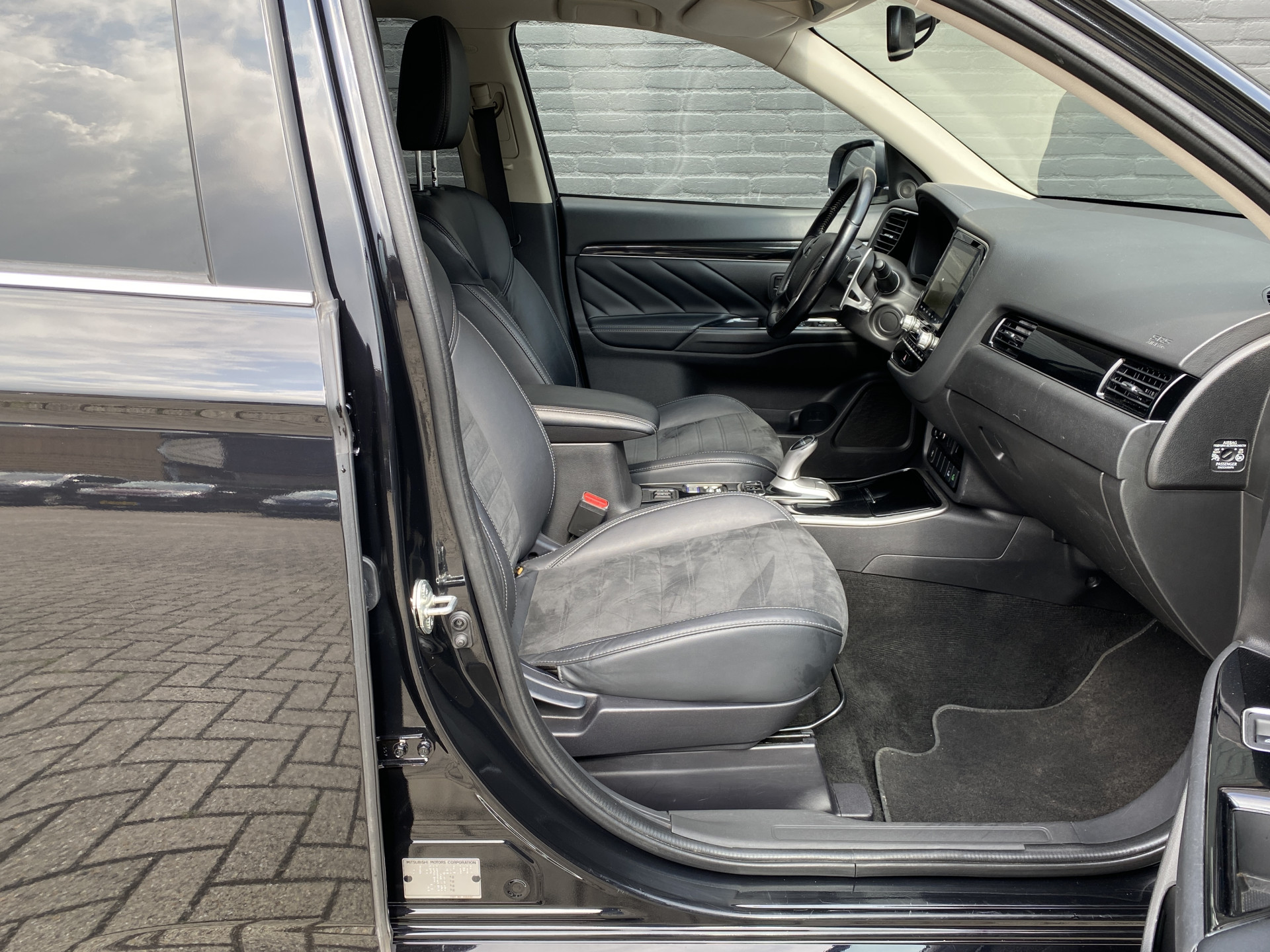 Mitsubishi Outlander 2.4 PHEV Intense+ 4WD 225 pk AUT. | 1e eigenaar | navigatie | trekhaak | elektr. v. stoel | carplay | alcantara