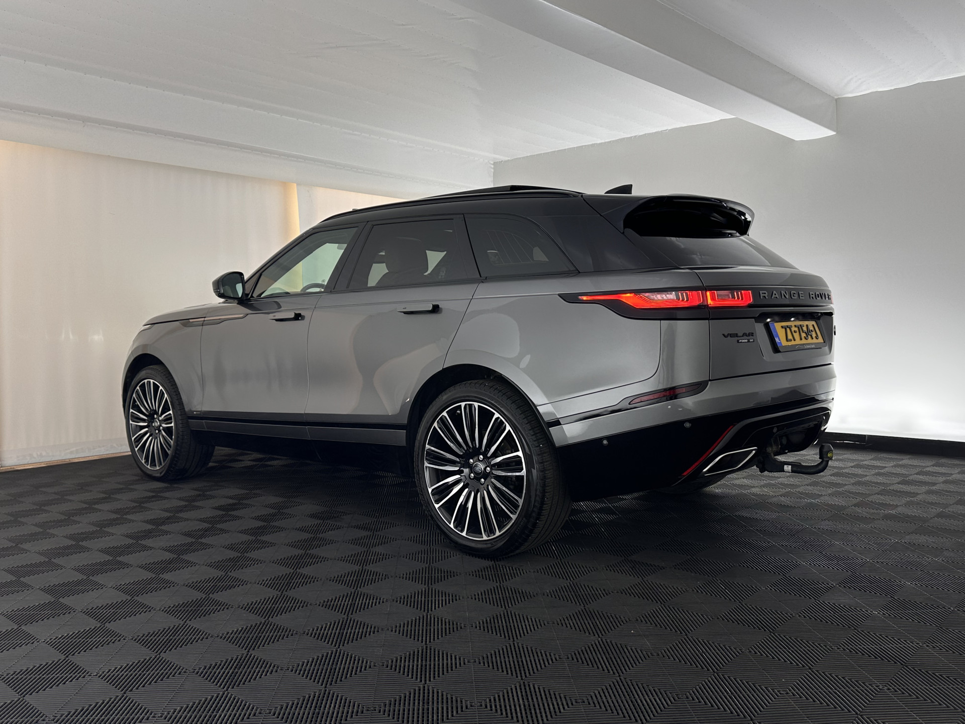 Land Rover Range Rover Velar 2.0 P300 Turbo AWD R-Dynamic HSE Aut. *PANO | HEAD-UP | LEATHER | MATRIX-LED | MEMORY-PACK | BLINDSPOT | MERIDIAN-SURROUND | DIGI-COCKPIT | CAMERA | KEYLESS | HEATED-COMFORTSEATS | PRIVACYGLASS | SHIFTPADDLES | TOWBAR | 22"A