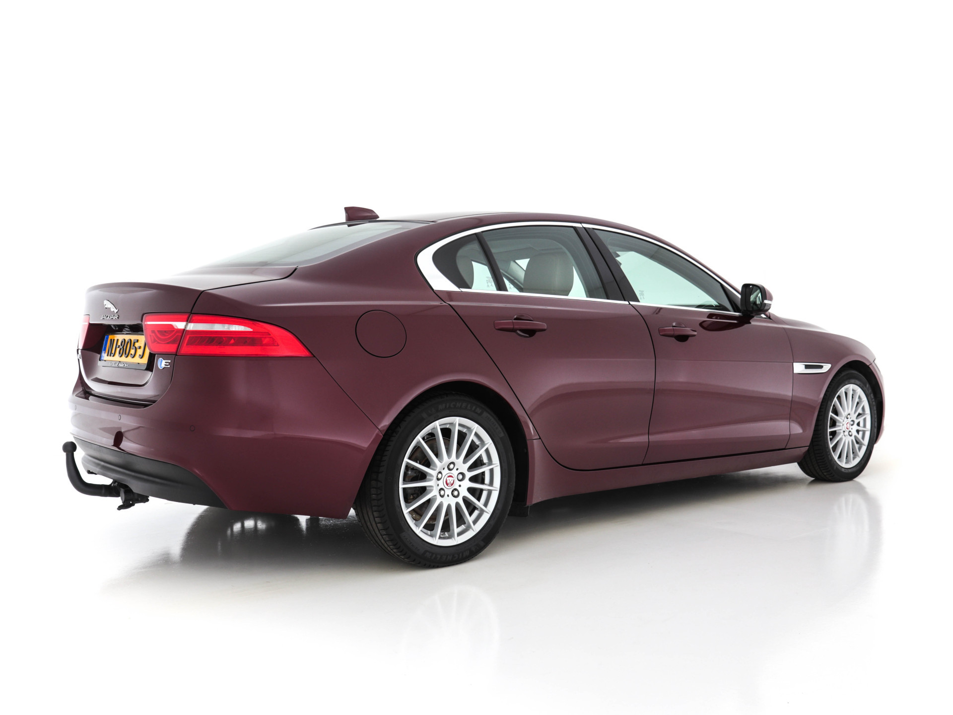 Jaguar XE 2.0 D Portfolio (INCL-BTW) Aut. *LEATHER | NAVI-FULLMAP | BI-XENON | CAMERA | ECC | COMFORT-SEATS | SHIFT-PADDLES | PDC | JAGUAR-AUDIO | CRUISE | LANE-ASSIST | TOWBAR | 18"ALU*