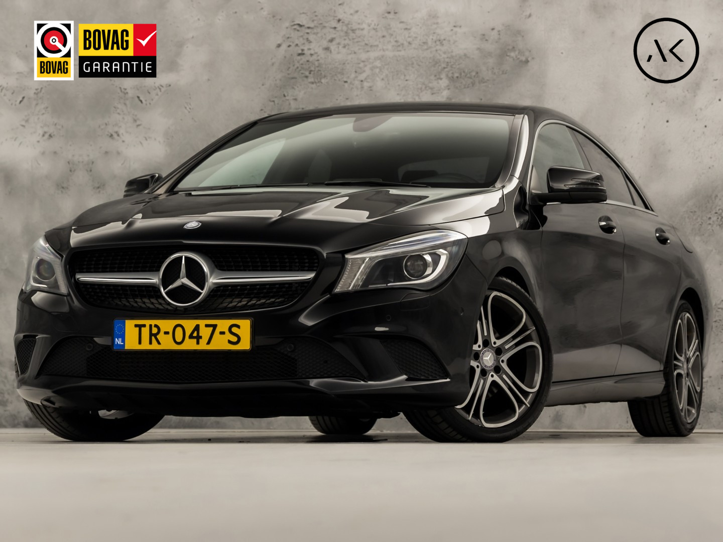 Mercedes-Benz CLA-Klasse 180 AMG Sport Automaat (GROOT NAVI, LEDER, ZWART HEMEL, STOELVERWARMING, SPORTSTOELEN, GETINT GLAS, CRUISE, NIEUWE APK, NIEUWSTAAT)