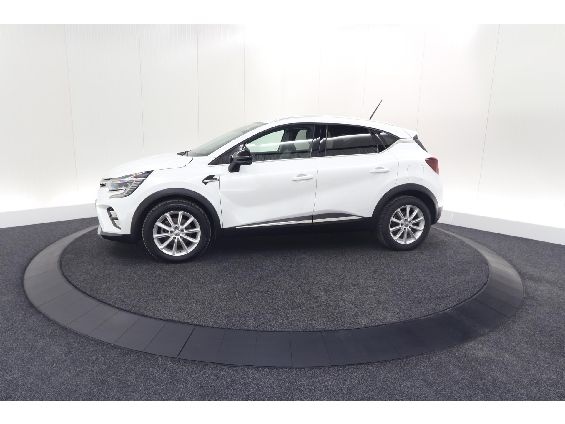 Renault Captur 1.6 E-Tech Plug-in Hybrid 160 Intens | Trekhaak | Camera | Navigatie | Parkeersensoren | Pack Winter
