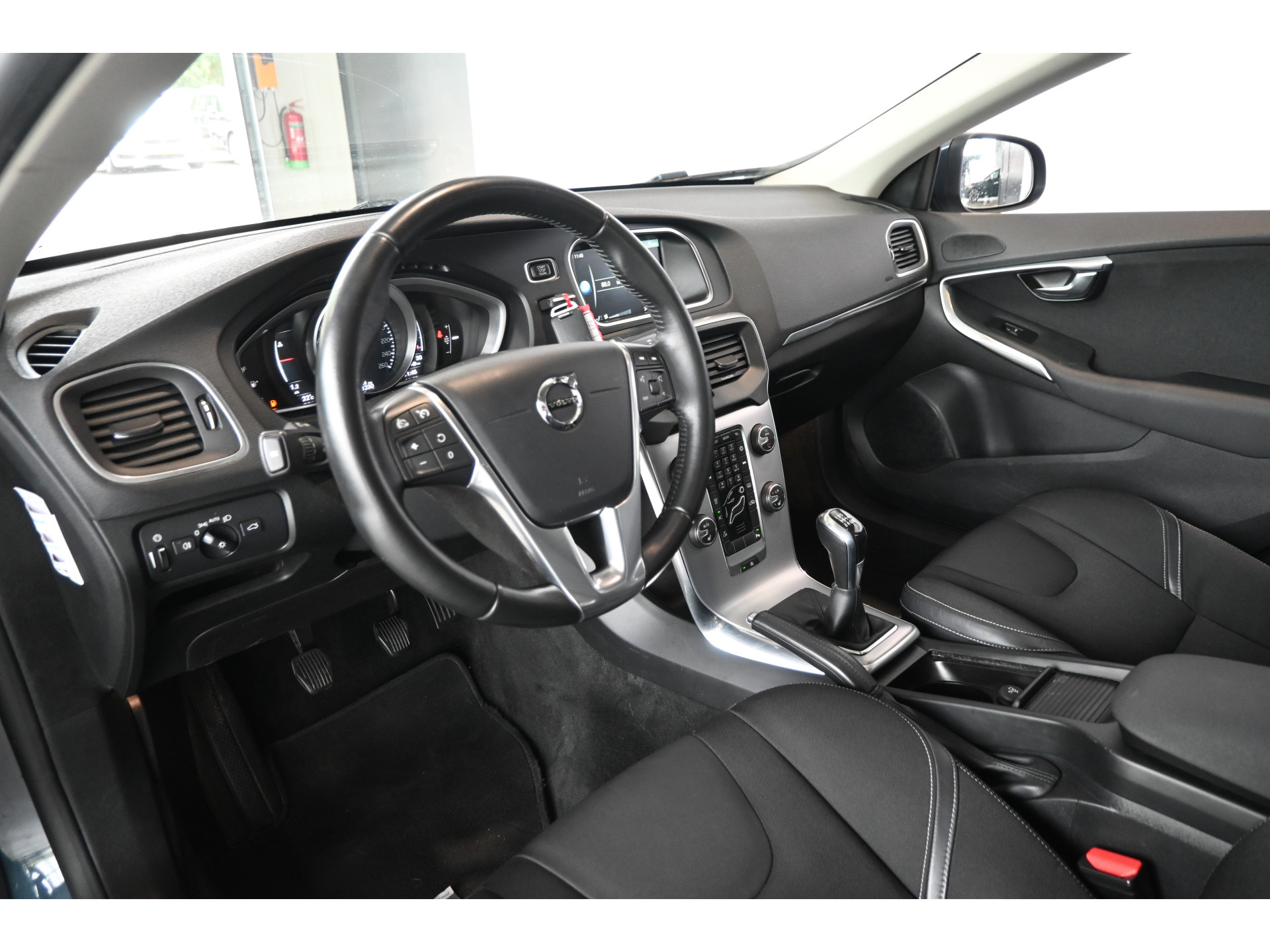 Volvo V40 2.0 T2 Momentum Nap Clima Cruise control Trekhaak Navigatie Stoelverwarming Goed onderhouden! Inruil Mogelijk!