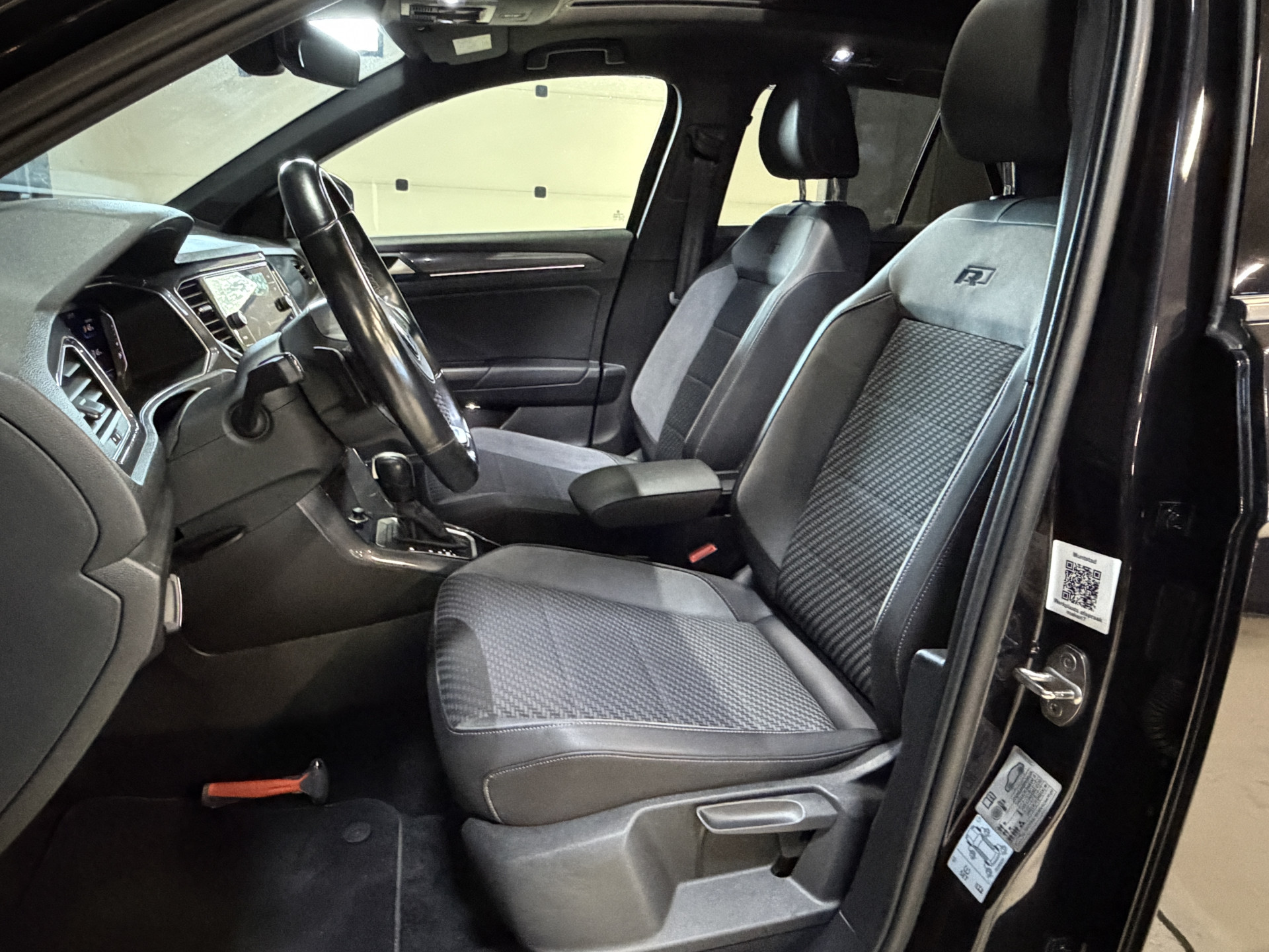 Volkswagen T-Roc 1.5 TSI Sport Business R | Pano | Camera | Stoelverw. | Adaptive cruise | Full LED | Dodehoeksensor