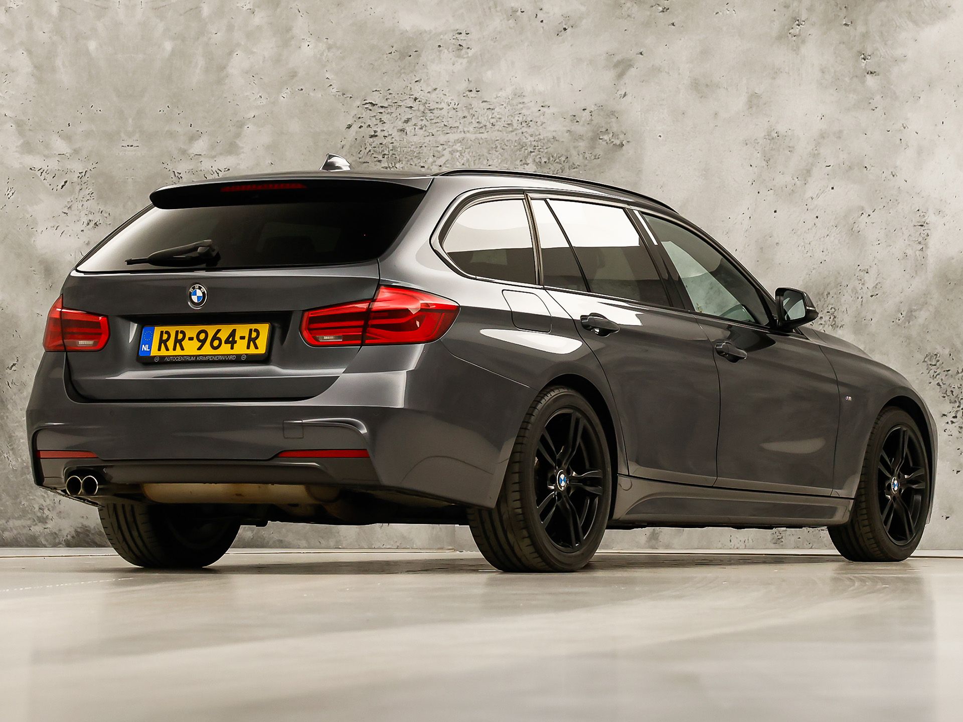BMW 3 Serie 320i M Sport High Executive 184Pk Automaat (GROOT NAVI, DEALER ONDERHOUDEN, CLIMATE, LEDER, STOELVERWARMING, SPORTSTOELEN, PARKEERSENSOREN, GETINT GLAS, NIEUWSTAAT)