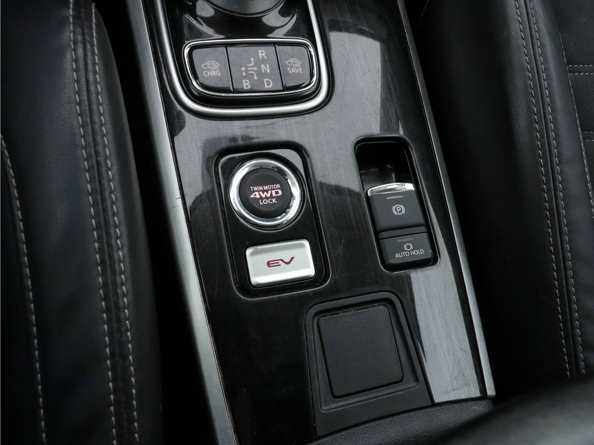 Mitsubishi Outlander 2.0 Plug-in Hybrid AWD (INCL-BTW)  *MICROFIBRE-LEATHER | NAVI-FULLMAP | KEYLESS | DAB | CAMERA | ECC | CRUISE | CARPLAY | PRIVACY-GLASS | TOWBAR | SHIFT-PADDLES | 16"ALU*