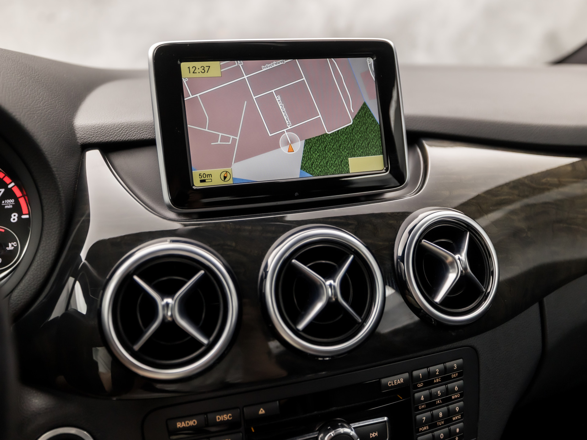 Mercedes-Benz B-Klasse 200 AMG Sport 157Pk (GROOT NAVI, CLIMATE, CAMERA, HARMAN/KARDON, STOELVERWARMING, LEDEREN SPORTSTOELEN, HARMAN/KARDON, XENON, ZWART HEMEL, NIEUWSTAAT)