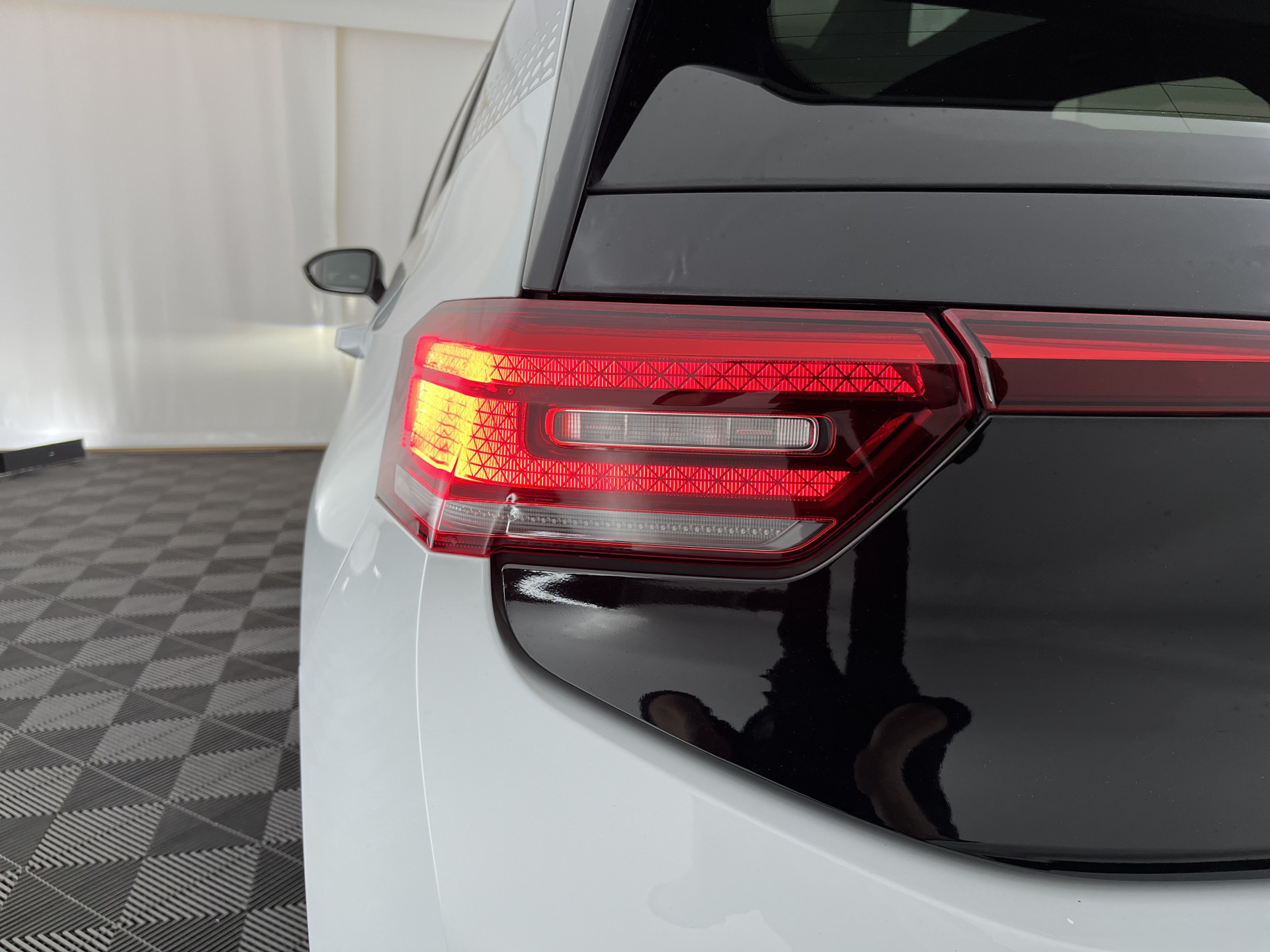 Volkswagen ID.3 First Max 58 kWh [ 3-Fase-11kW ] {SOH-89%} (INCL-BTW) *HEATPUMP | PANO | HEAD-UP | ADAPTIVE-CRUISE | IQ-LIGHTS | BLINDSPOT | CAMERA | KEYLESS | MICROFIBRE | AMBIENTLIGHT | NAVI-FULLMAP | DAB+ | ECC | HEATED-SPORTSEATS | DIGI-COCKPIT |