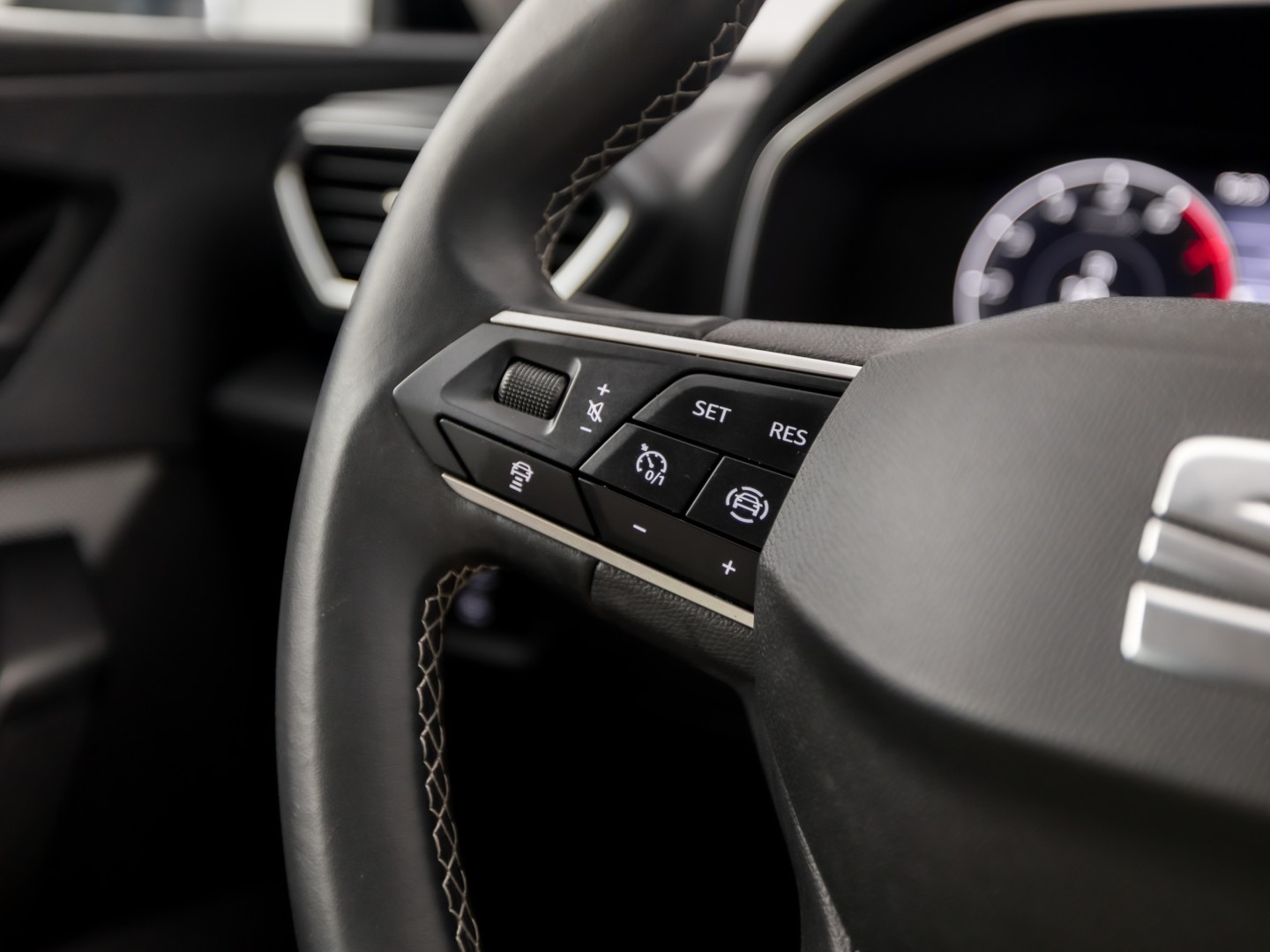 SEAT Leon 1.5 TSI Sport (4 CILINDER, APPLE CARPLAY, GROOT NAVI, CAMERA, GETINT GLAS, SPORTSTOELEN, ADAPTIVE CRUISE, KEYLESS, NIEUWSTAAT)