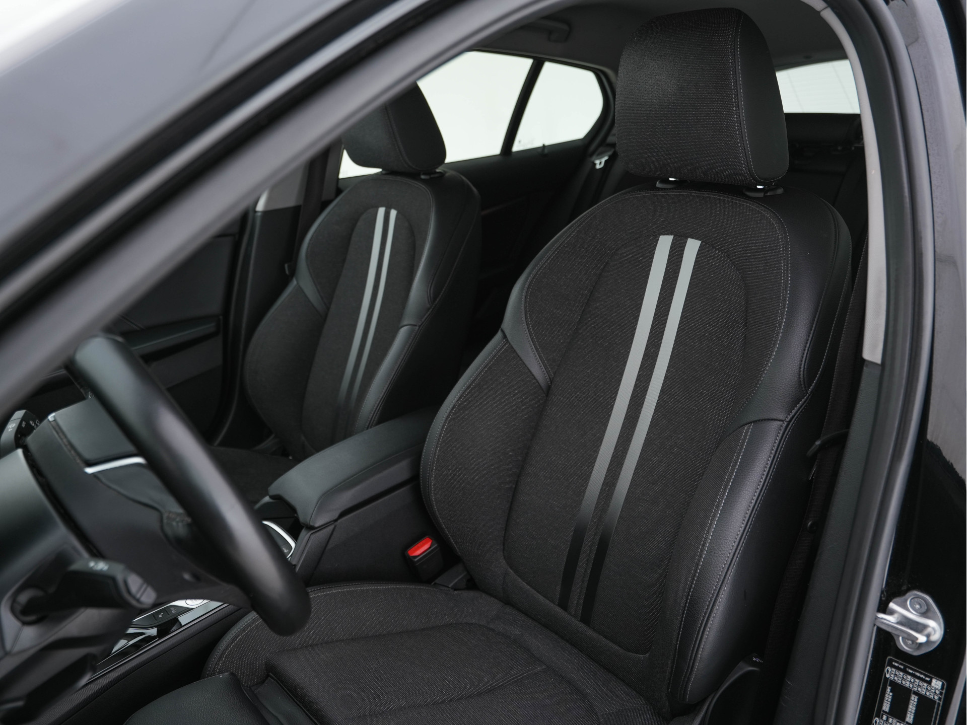 BMW 1-serie 116d Executive Edition Sport-Line (INCL-BTW) *DIGI-COCKPIT | FULL-LED | NAVI-FULLMAP | LEATHER-MICROFIBRE | AMBIENT-LIGHT | CARPLAY | CRUISE | KEYLESS | HEATED-SPORTSEATS | PRIVACY-GLASS | DAB | ECC | PDC | 17"ALU*