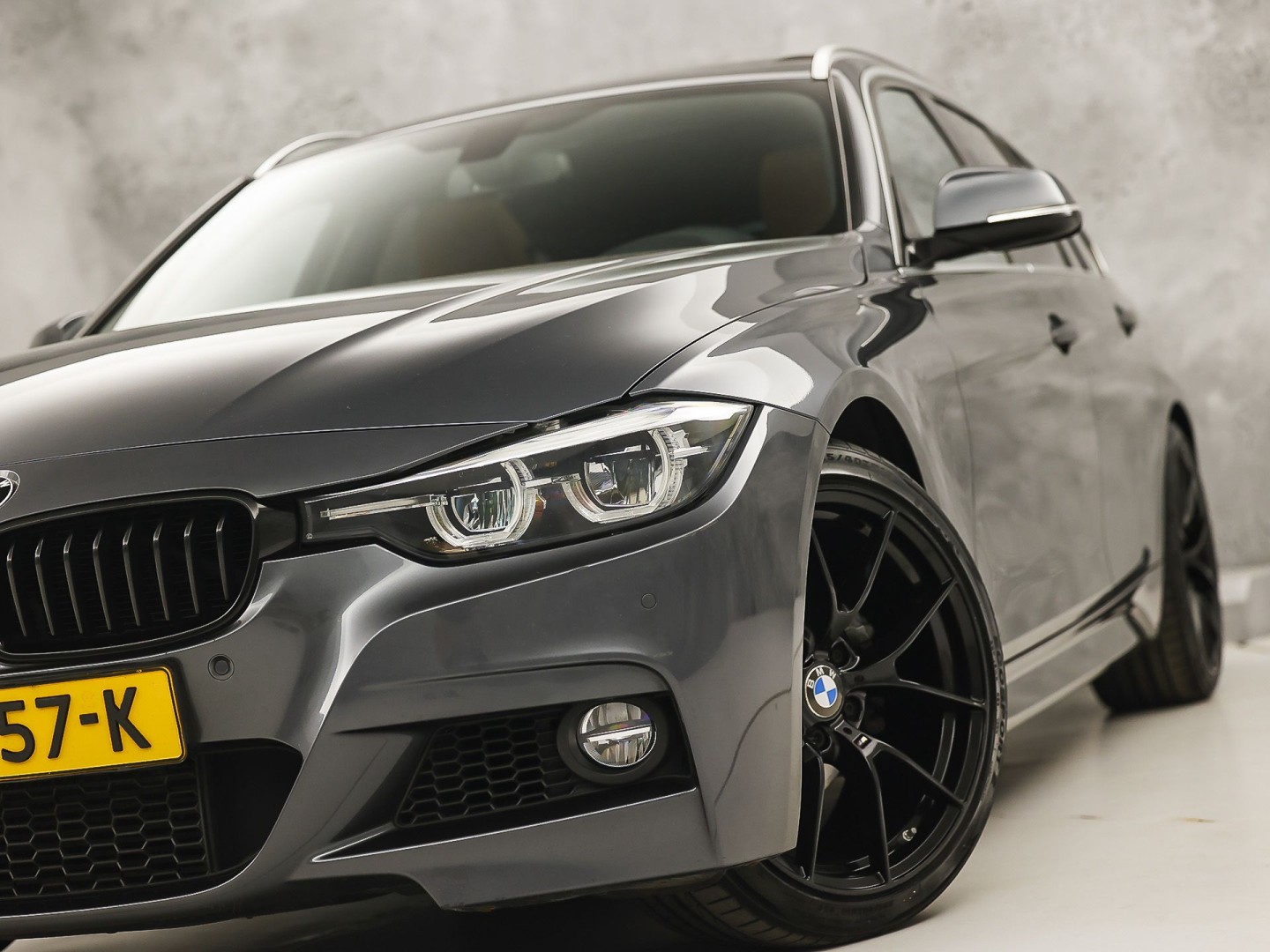 BMW 3 Serie 318i M Sport Automaat (PANORAMADAK, M PAKKET, GROOT NAVI, COGNAC LEDER, STOELVERWARMING, SPORTSTOELEN, VIRTUAL COCKPIT, PARKEERSENSOREN, GETINT GLAS, NIEUWSTAAT)