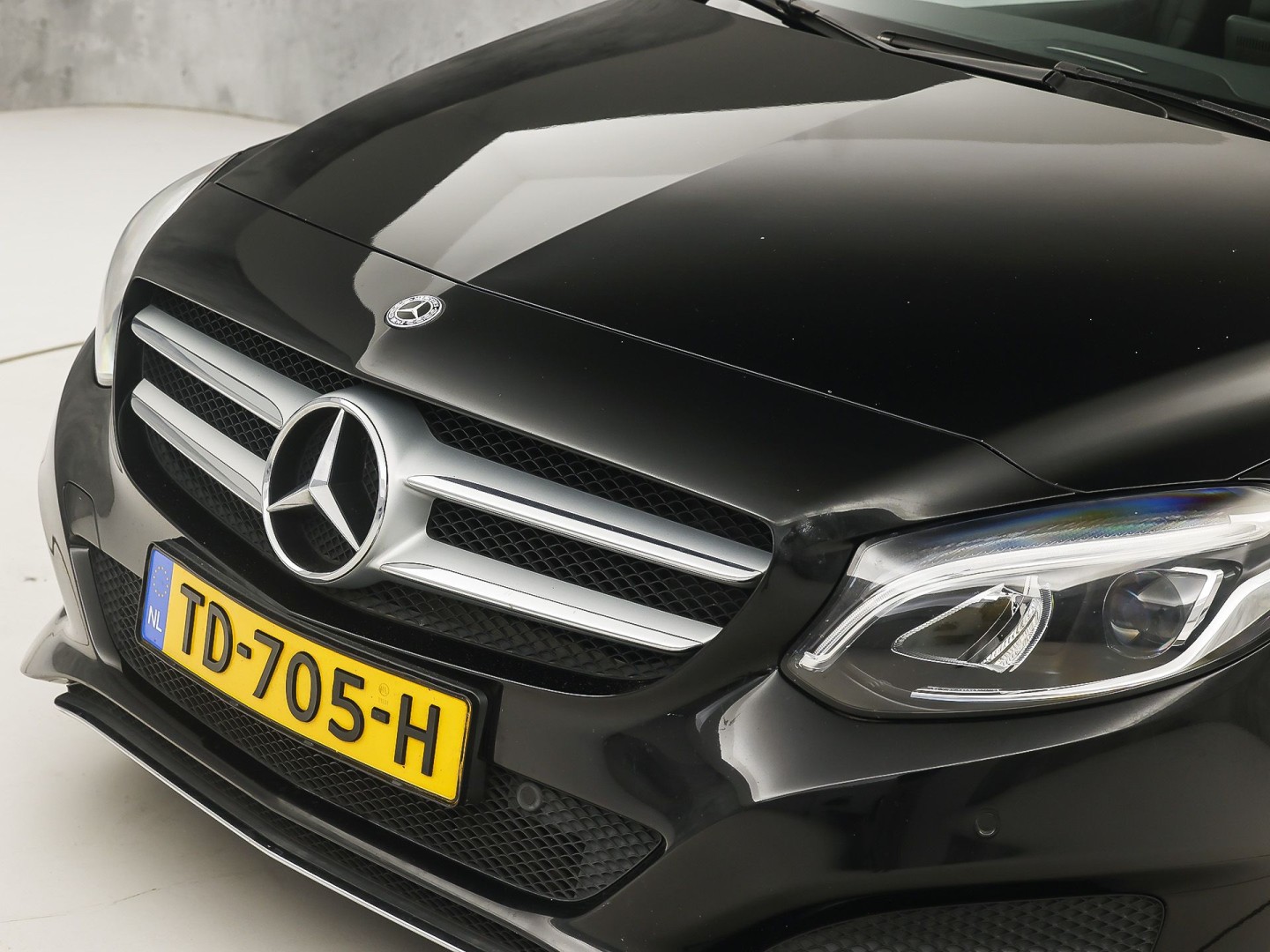 Mercedes-Benz B-klasse 180 Sport Automaat (GROOT NAVI, CAMERA, STOELVERWARMING, ZWART HEMEL, SPORTSTOELEN, CRUISE, KEYLESS START, NIEUWSTAAT)