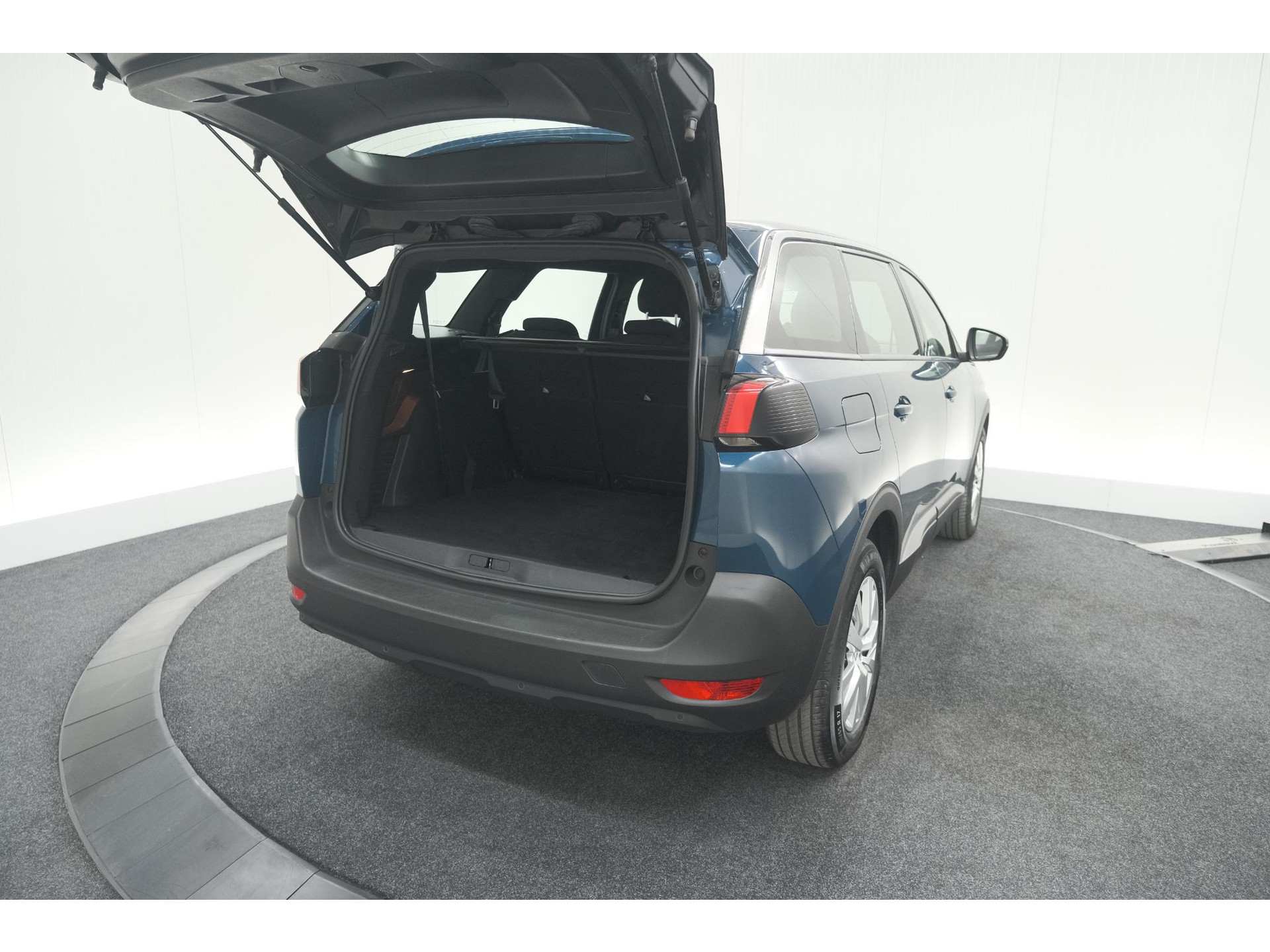 Peugeot 5008 PureTech 130 EAT8 Active Pack | 7 Zitplaatsen | Camera | Navigatie | Apple Carplay | Parkeersensoren