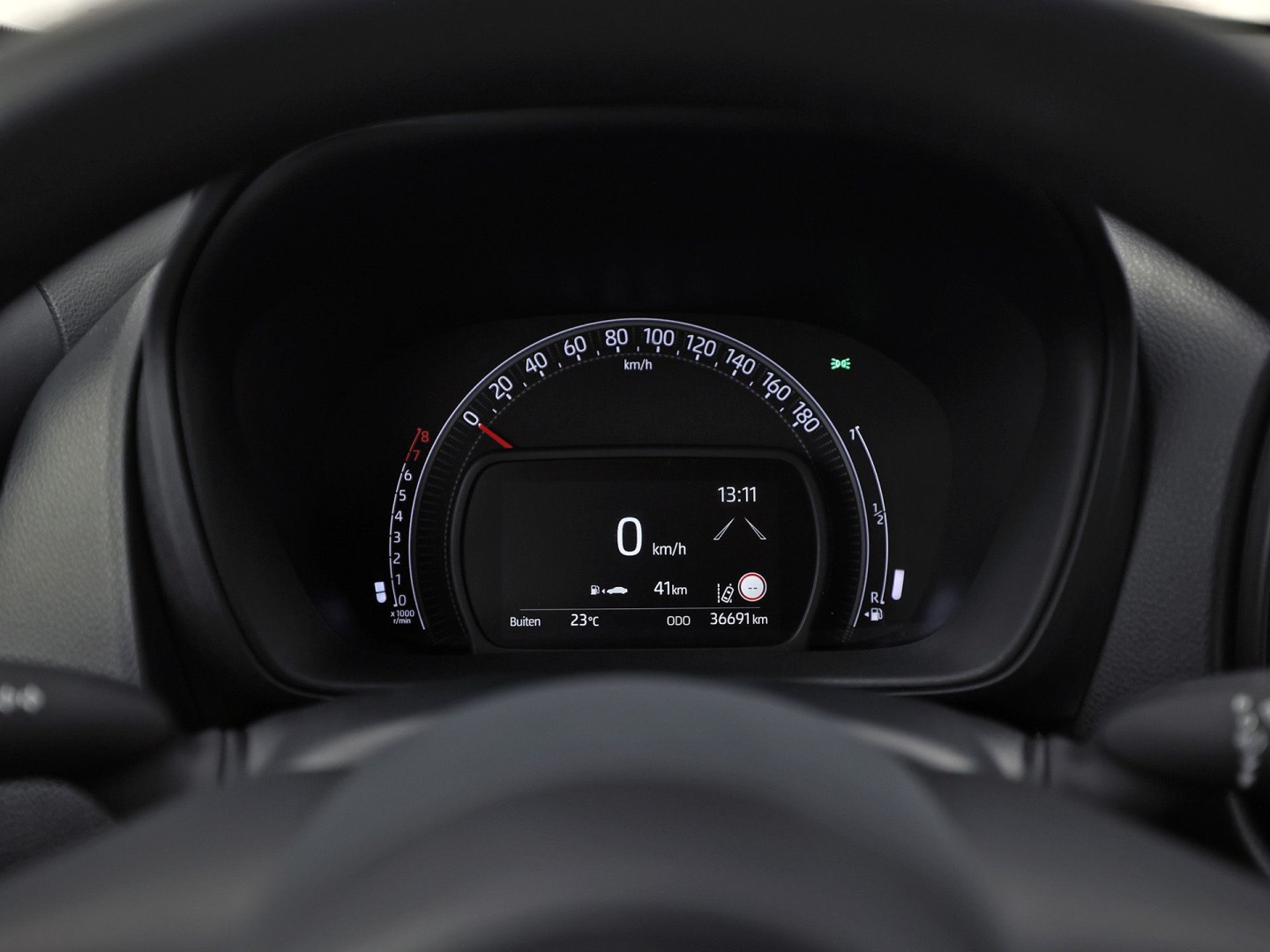 Toyota Aygo 1.0 VVT-i MT Play (APPLE CARPLAY, NAVIGATIE, ADAPTIVE CRUISE, SPORTSTOELEN, LANE ASSIST, CAMERA, NIEUWSTAAT)