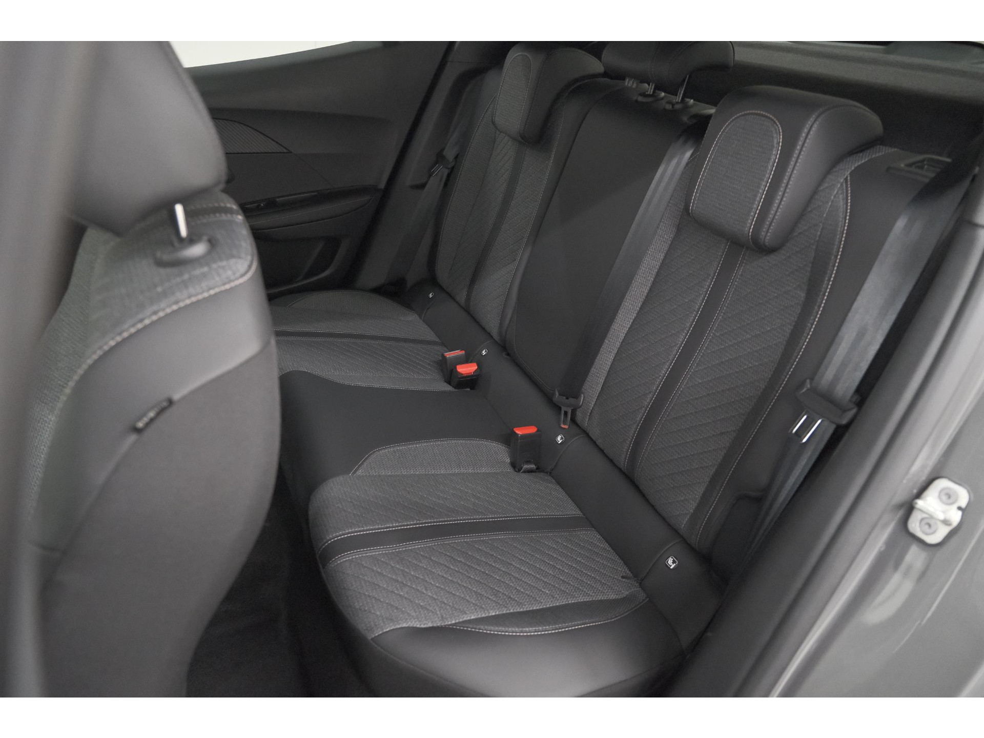 Peugeot 2008 PureTech 130 EAT8 Allure | 360 Camera | Adaptieve Cruise Control | Keyless | Dodehoekdetectie