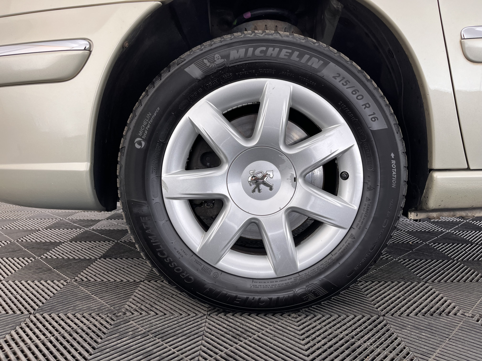 Peugeot 807 2.0 HDiF ST [ 7-Pers. ] Aut. *NAVI-FULLMAP | XENON | VELOURS-COMFORT-SEATS | HEATED-SEATS | ECC | PDC | CRUISE | TOWBAR | 16''ALU*