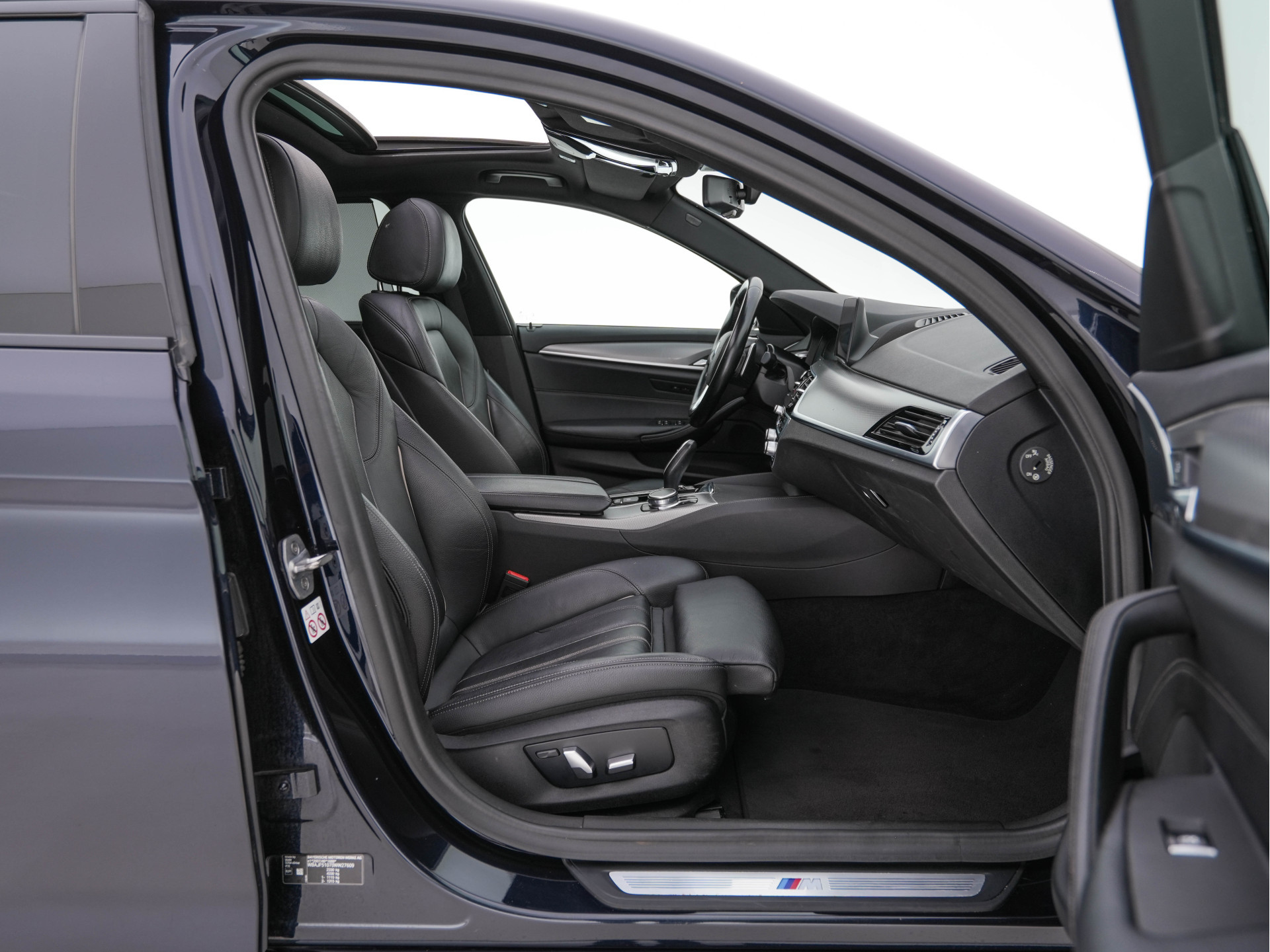 BMW 5-serie 520d xDrive M-Sport-Pack High Executive (INCL-BTW) Aut. *PANO | LUXURY-LEATHER | FULL-LED | HEAD-UP | DIGI-COCKPIT | NAVI-FULLMAP | TOP-VIEW | MEMORY-PACK | ECC | AMBIENT-LIGHT | PDC | CRUISE | SHIFT-PADDLES | TOWBAR  | 20''ALU*