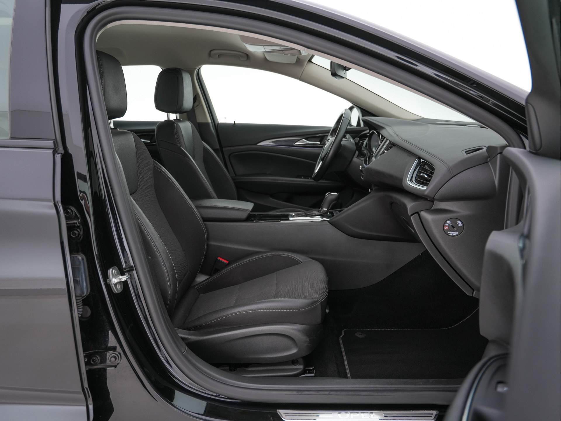 Opel Insignia Sports Tourer 1.5 Turbo Business Executive Aut. *NAVI-FULLMAP | LEATHER-FABRIC | KEYLESS | DAB+ | SPORT-SEATS  | ECC | PDC | CRUISE | TOWBAR | CARPLAY | 18''ALU*