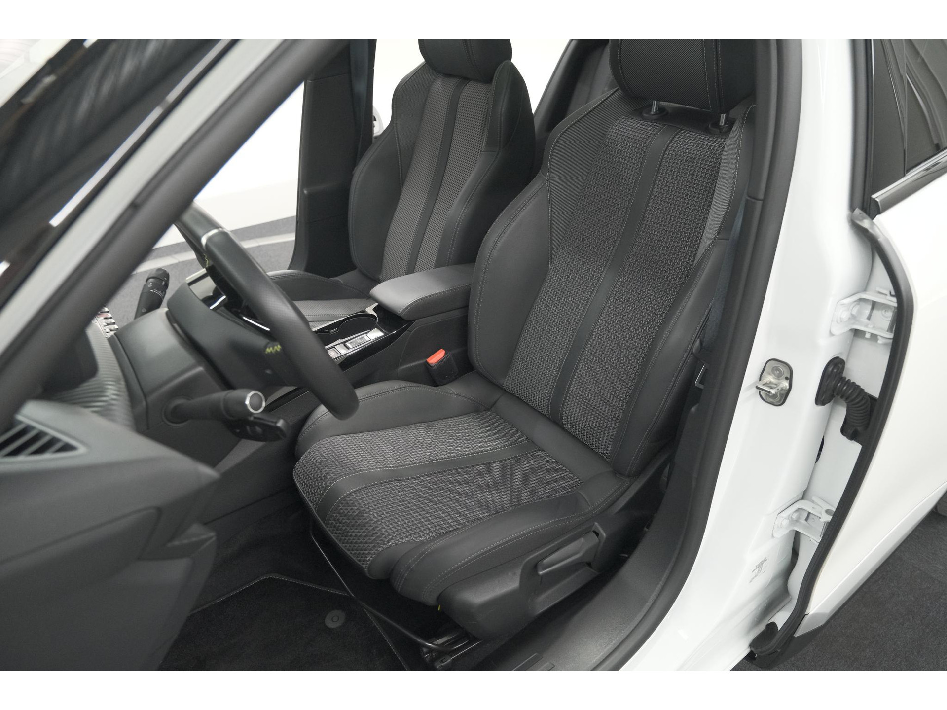 Peugeot 2008 PureTech 130 GT | Elektrisch Panoramadak | Camera | Dodehoekdetectie | Navigatie