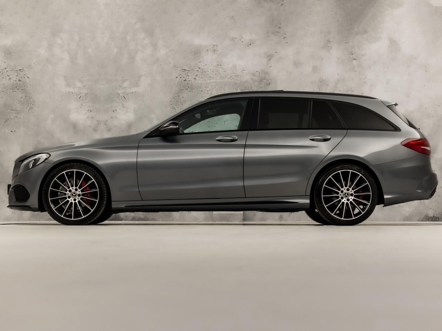 Mercedes-Benz C-Klasse 180 AMG Sport 156Pk Automaat (PANORAMADAK, NAVIGATIE, LEDER, ELEK SPORTSTOELEN, STOELVERWARMING, ELEK ACHTERKLEP, GETINT GLAS, ZWART HEMEL, NIEUWSTAAT)