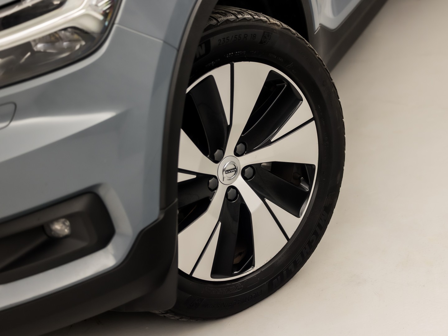 Volvo XC40 1.5 T4 Recharge Inscription 211Pk Automaat (APPLE CARPLAY, STUUR/STOELVERWARMING, MEMORY SEATS, CAMERA, STOELVERWARMING ACHTER, KEYLESS, GETINT GLAS, ELEK ACHTERKLEP, ZWART HEMEL, NIEUWSTAAT)