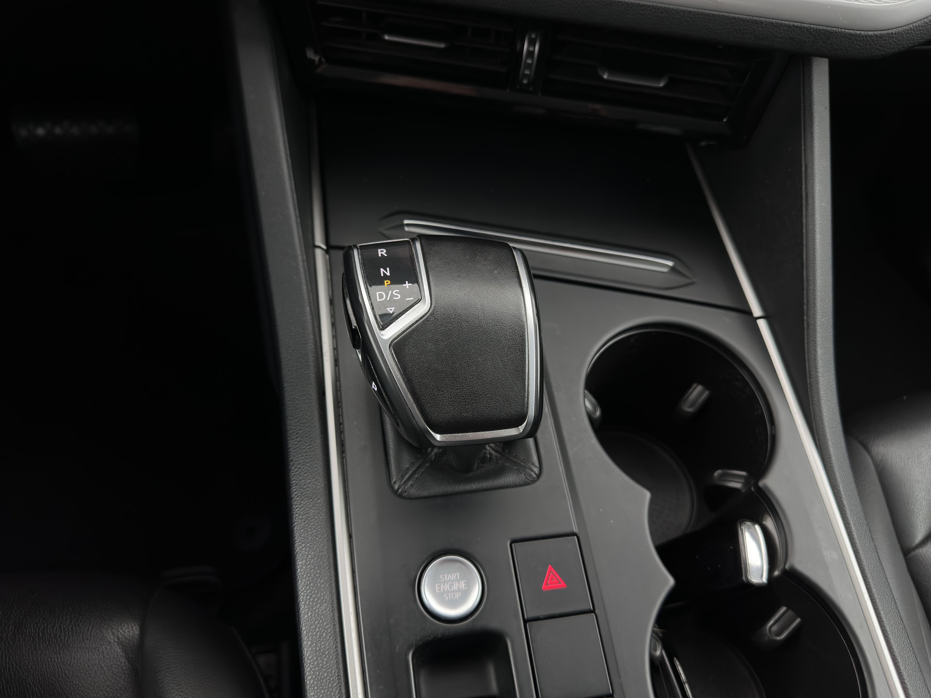 Volkswagen Touareg 3.0 TDI R-Line (INCL-BTW) Aut. *LUXURY-LEATHER | FULL-LED | BLIND-SPOT | HEATED-COMFORTSEATS | AIR-SUSPENSION | KEYLESS | CAMERA | NAVI-FULLMAP | PRIVACY-GLASS | ADAPTIVE-CRUISE |  SHIFT-PADDLES | TOWBAR*