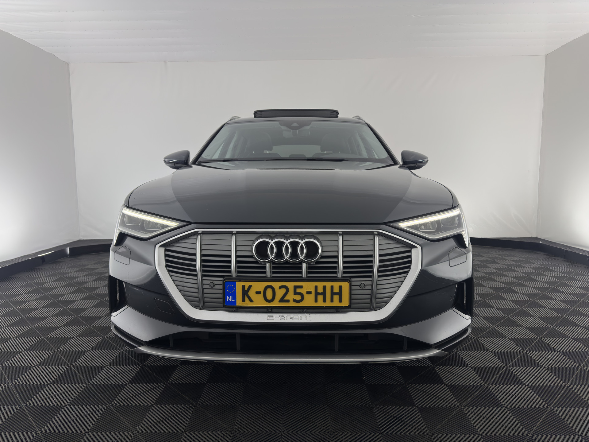 Audi e-tron 55 quattro Business edition Plus 95 kWh [ 3-Fase ] {SOH-88%} (INCL-BTW) *PANO | LUXURY-LEATHER | ADAPTIVE-CRUISE | FULL-LED | DIGI-COCKPIT | KEYLESS | MEMORY-PACK | CAMERA | NAVI-FULLMAP | SHIFT-PADDLES | DAB+ | COMFORT-SEATS | 20''ALU*