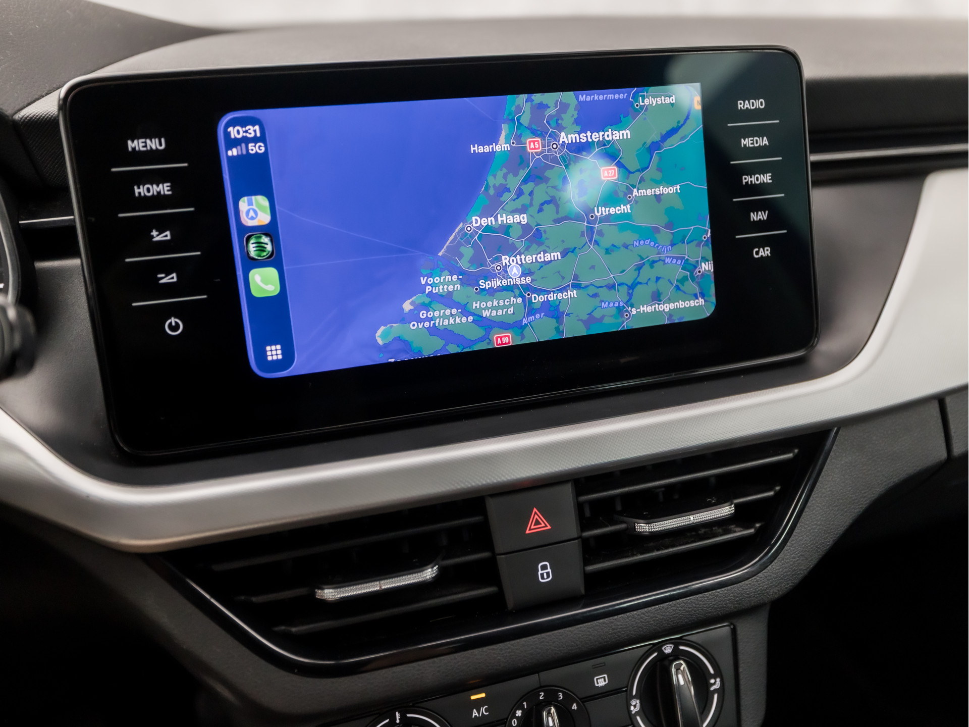Škoda Kamiq 1.0 TSI Sport (VIRTUAL COCKPIT, APPLE CARPLAY, GROOT NAVI, TREKHAAK, PARKEERSENSOREN, SPORTSTOELEN, GETINT GLAS, CRUISE, NIEUWE APK, NIEUWSTAAT)