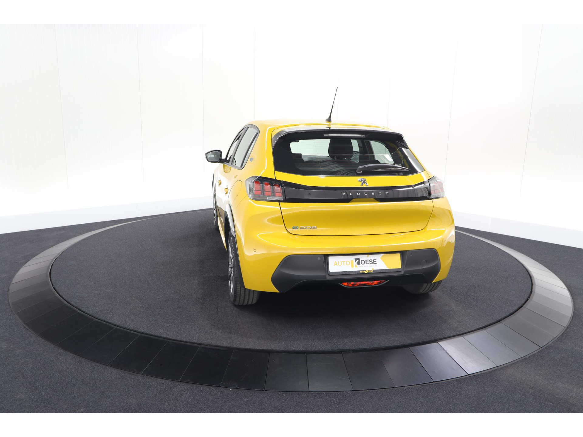 Peugeot e-208 EV Active Pack 50 kWh | 96,8% SOH | Navigatie | Parkeersensoren | Stoelverwarming