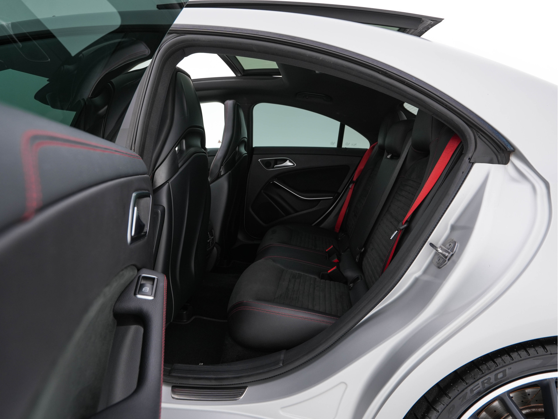 Mercedes-Benz CLA-klasse AMG 45 4MATIC Ambition Aut. *PANO | AMG-AERO-PACK | RECARO-SPORTSEATS | MICROFIBRE | FULL-LED | MEMORY-PACK | HARMAN/KARDON-SURROUD | KEYLESS | HEATED-SEATS | NAVI-FULLMAP | SHIFT-PADDLES | 19''ALU*