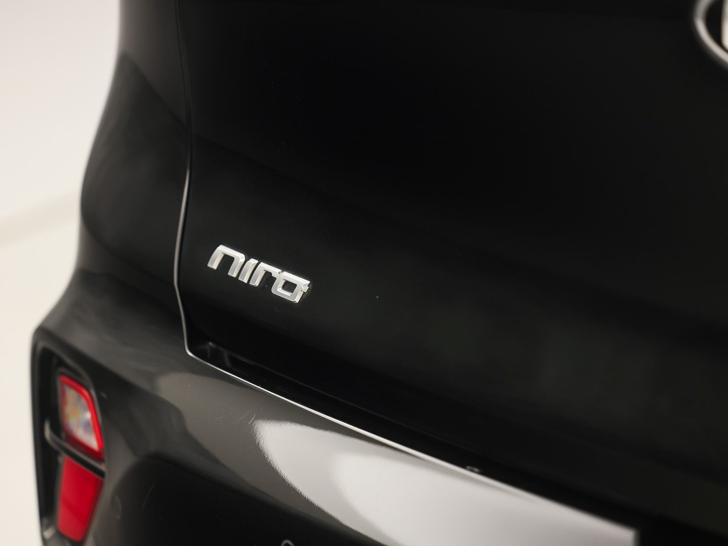 Kia Niro 1.6 GDi Hybrid DynamicLine 141Pk Automaat (APPLE CARPLAY, GROOT NAVI, CAMERA, TREKHAAK, SPORTSTOELEN, ADAPTIVE CRUISE, LANE ASSIST, NIEUWE APK, NIEUWSTAAT)