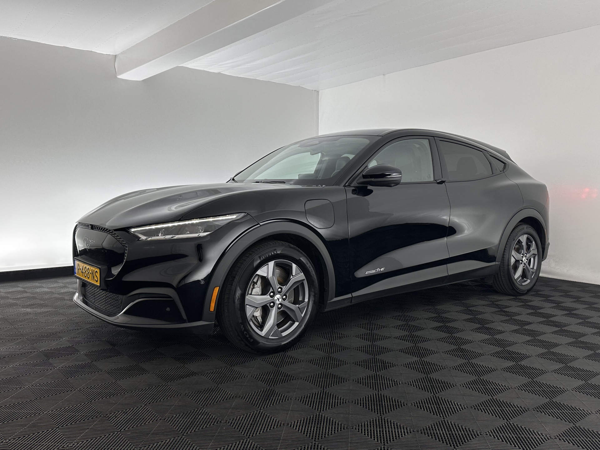 Ford Mustang Mach-E RWD 75 kWh [ 3-Fase-11kW ] {SOH-84%} (INCL-BTW) *LEATHER | FULL-LED | DAB | DIGI-COCKPIT | KEYLESS | NAVI-FULLMAP | CARPLAY | HEATED-COMFORTSEATS | TOPVIEW | ADAPTIVE-CRUISE | PRIVACY-GLASS | 18'' ALU*