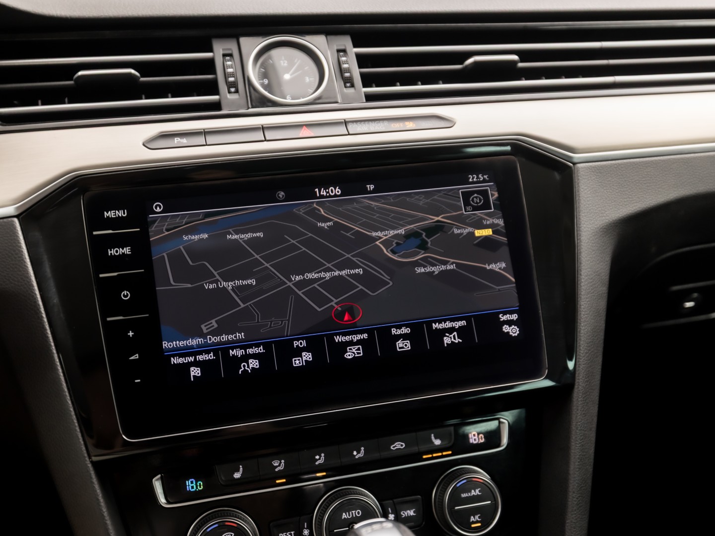 Volkswagen Passat Variant 1.4 TSI ACT Highline R 150Pk Automaat (VIRTUAL COCKPIT, APPLE CARPLAY, BLACK PACK, CAMERA, STOELVERWARMING, LEDER/ALCANTARA, GETINT GLAS, KEYLESS, ADAPTIVE CRUISE, NIEUWSTAAT)