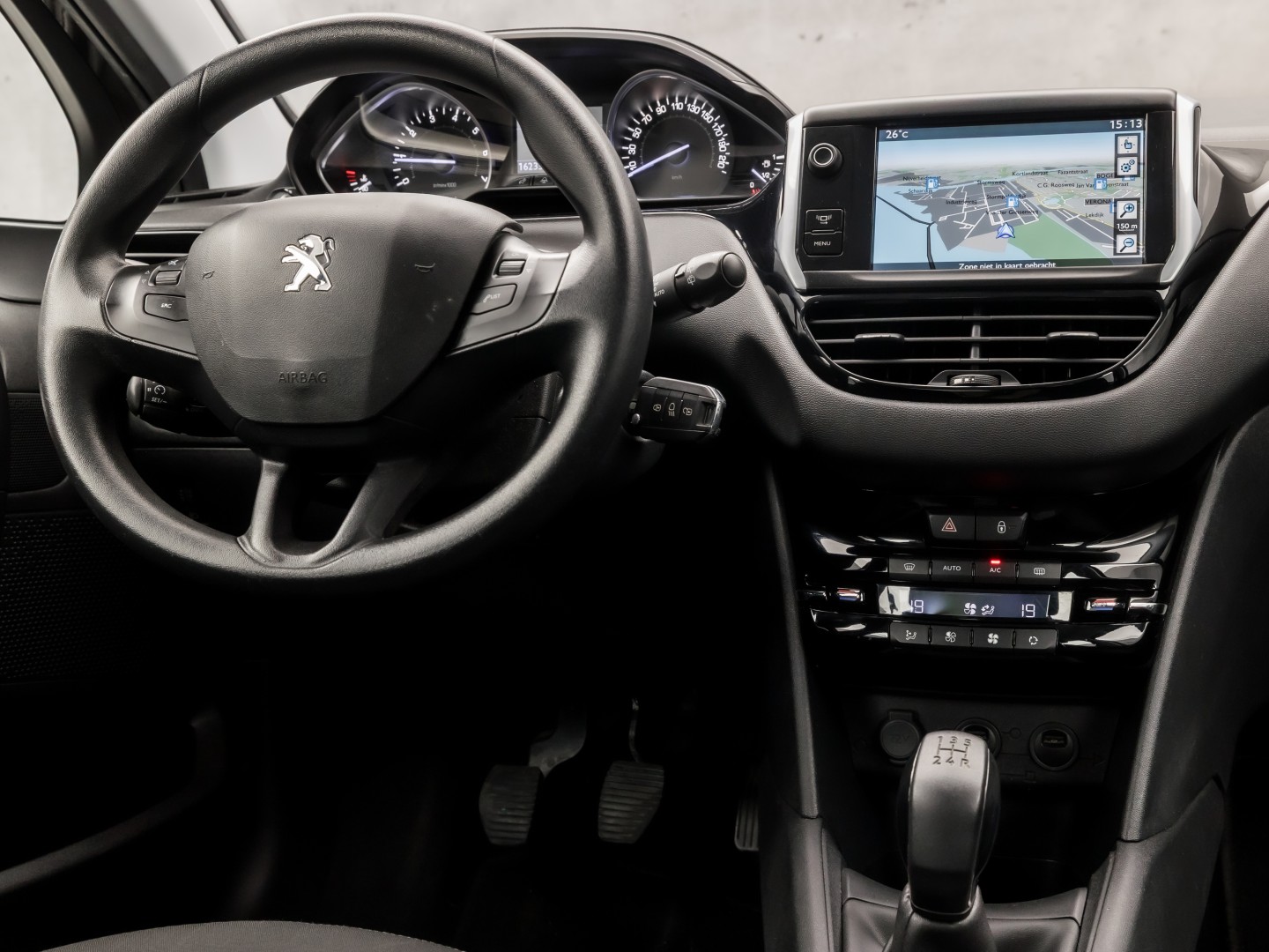 Peugeot 208 1.2 VTi Deluxe Sport (NAVIGATIE, CLIMATE, CRUISE, SPORTSTOELEN, PARKEERSENSOREN, NIEUWSTAAT)